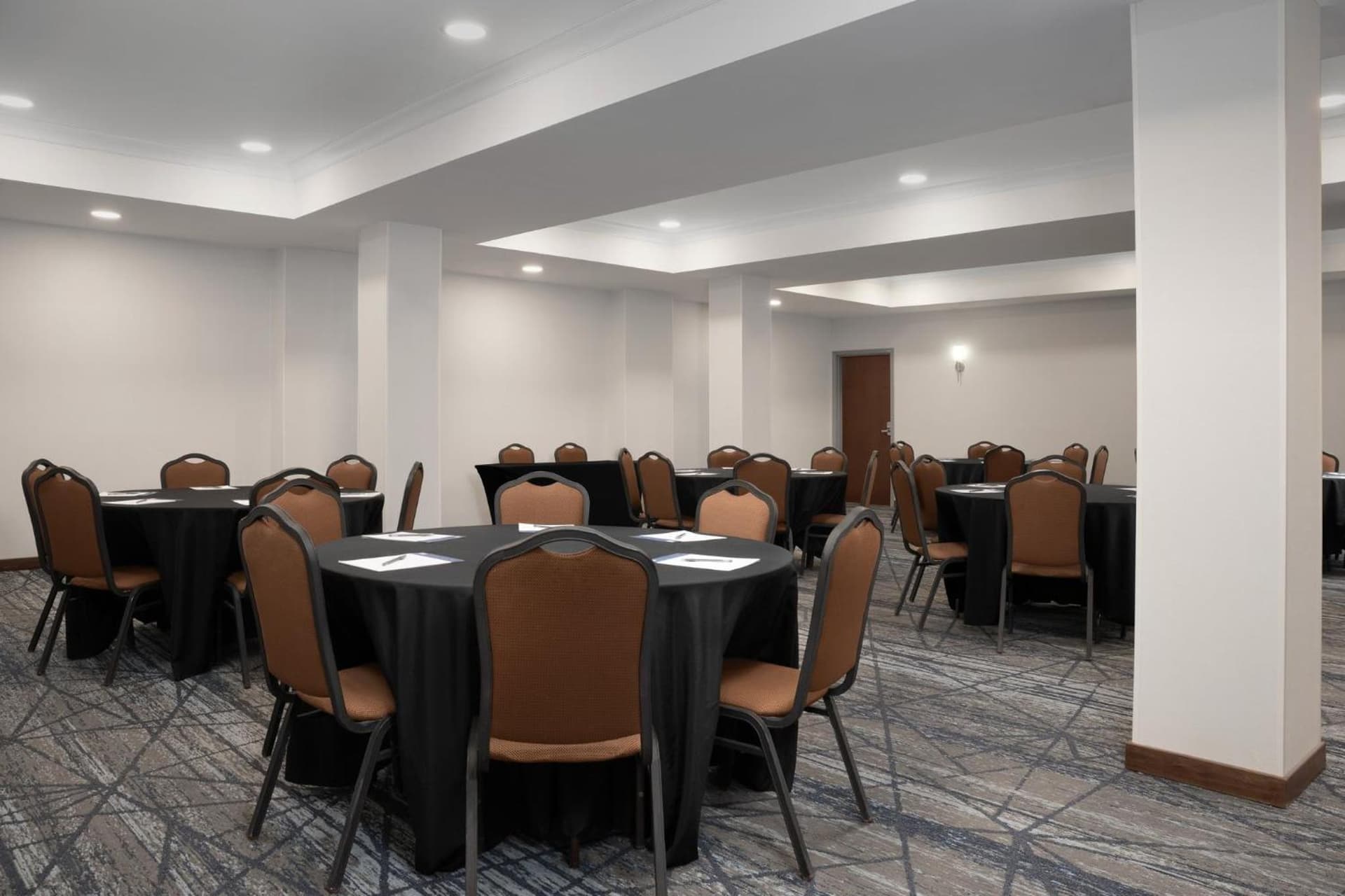 Holiday Inn Express & Suites Alexandria - Fort Belvoir by IHG interior in Alexandria, VA — gallery photo 2