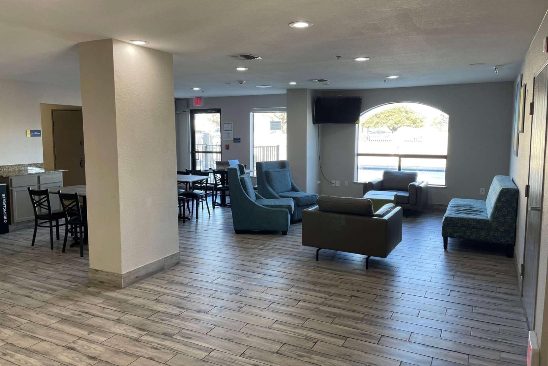 Days Inn by Wyndham Dallas Garland West gallery photo in Garland, TX — image 7