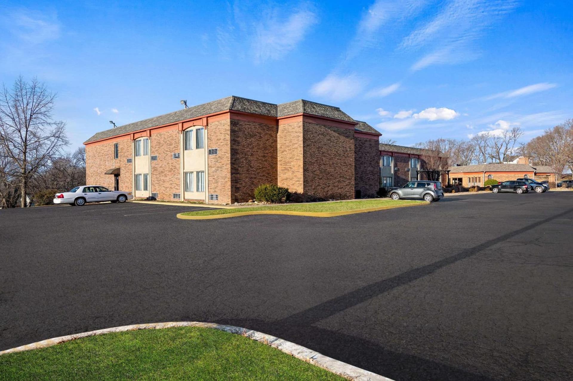 Suburban Studios Kansas City Airport North interior in Platte City, MO — gallery photo 2