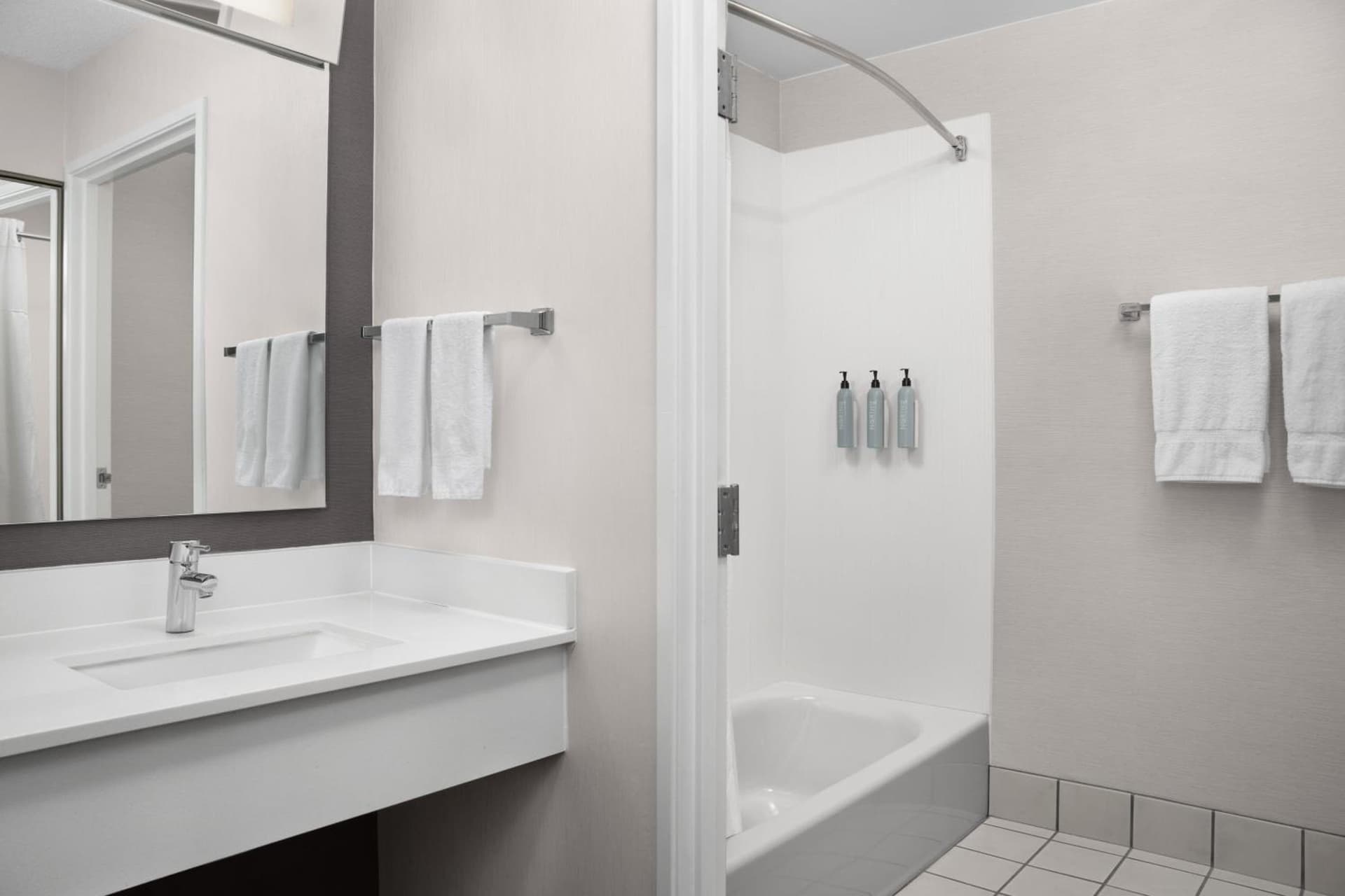 Courtyard by Marriott Lakeland interior in Lakeland, FL — gallery photo 2