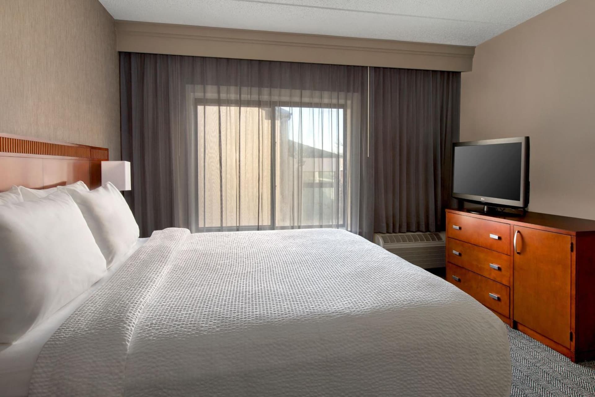 Courtyard by Marriott Tarrytown Westchester County gallery photo in Tarrytown, NY — image 24
