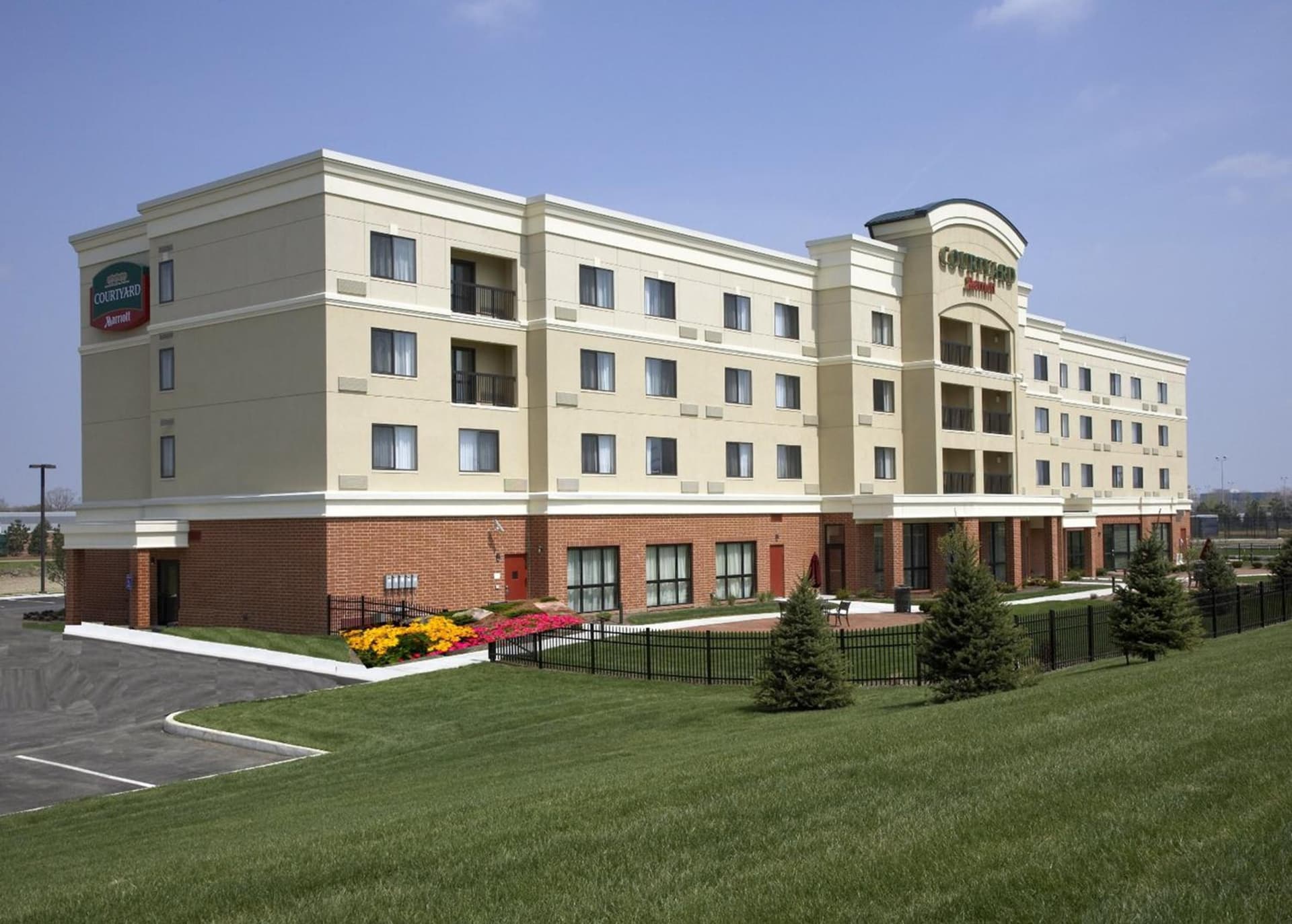 Courtyard Dayton-University of Dayton property views in Dayton, OH — gallery photo 3