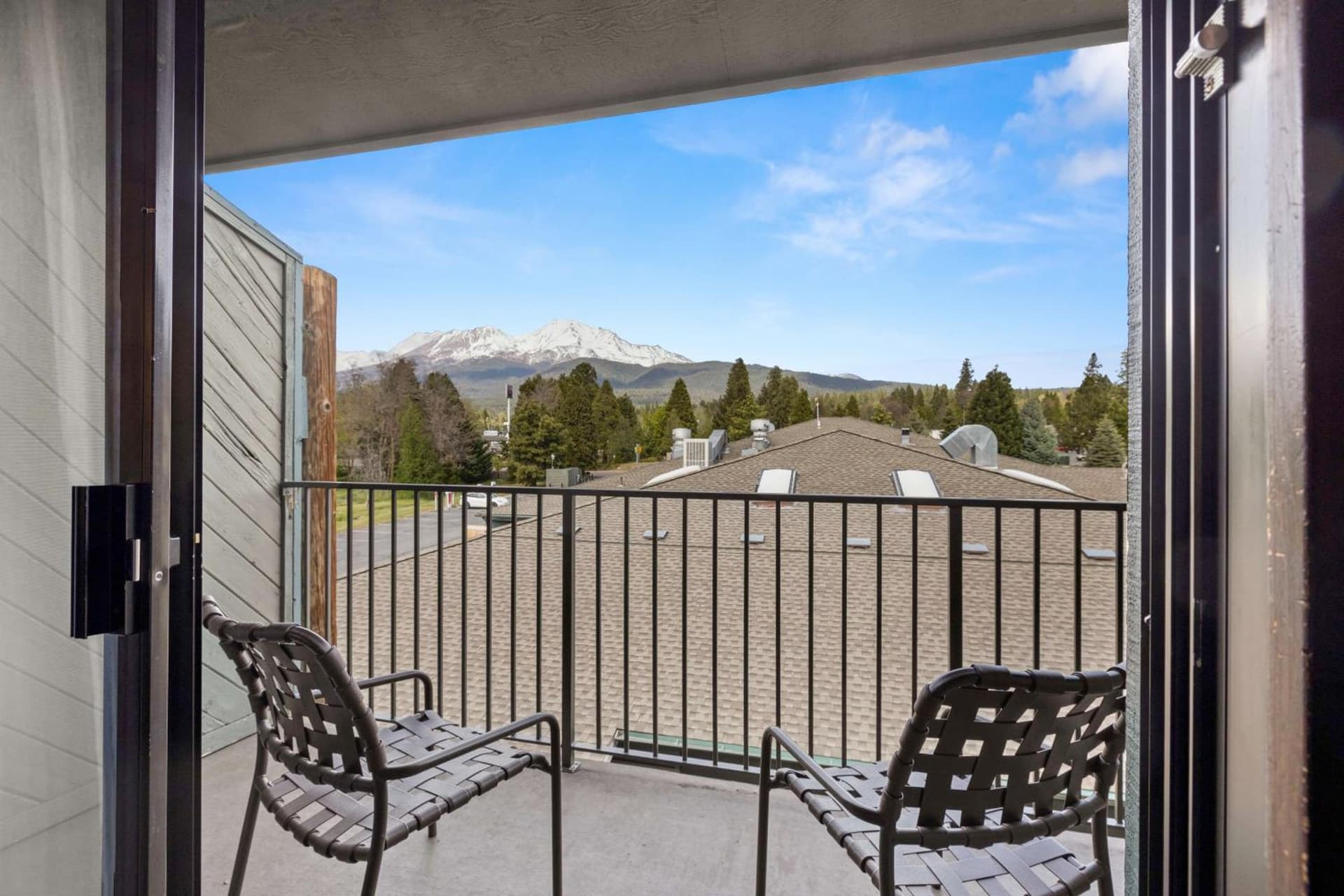 Best Western Plus Tree House property views in Mount Shasta, CA — gallery photo 3