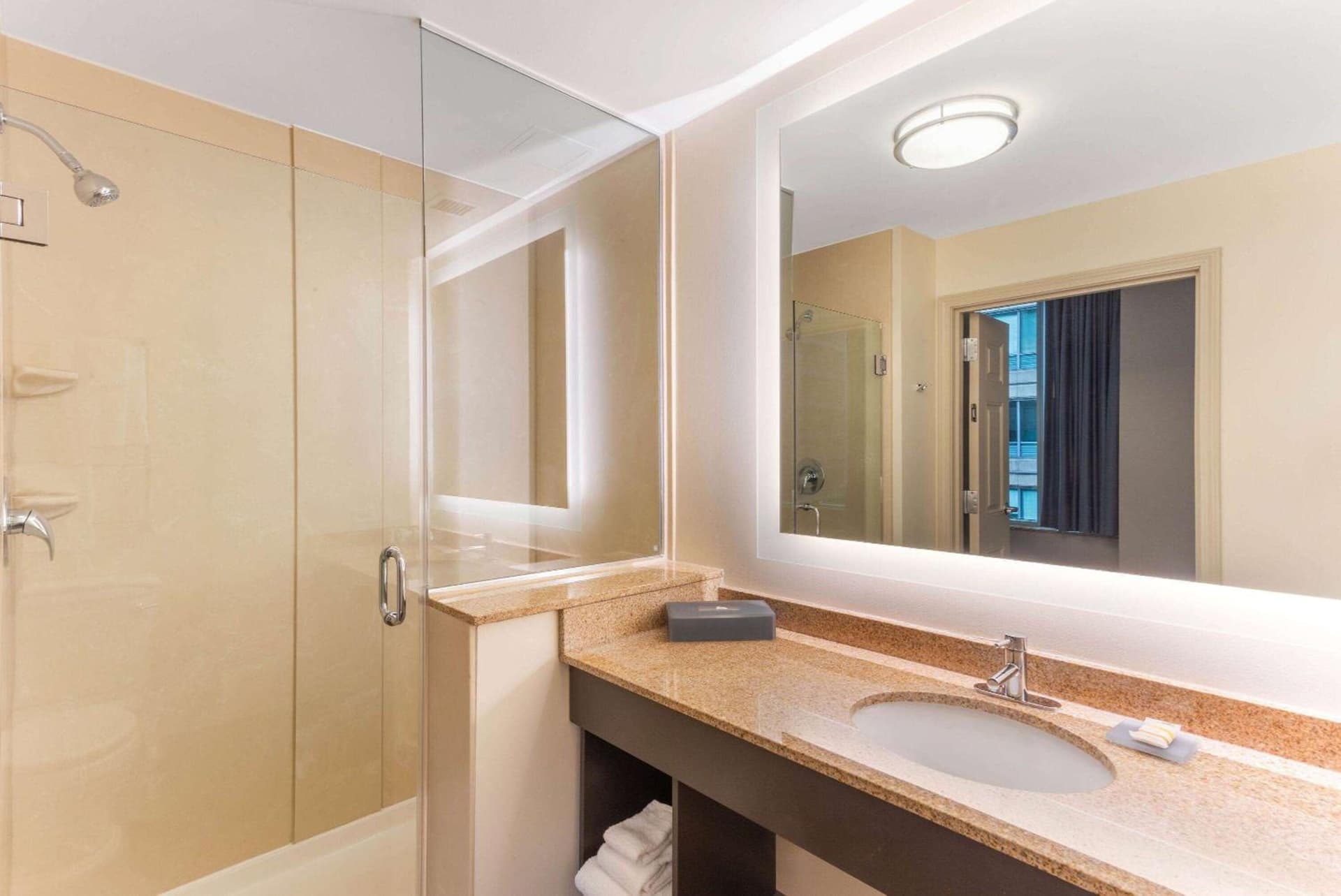 La Quinta Inn & Suites by Wyndham Chicago Downtown gallery photo in Chicago, IL — image 71