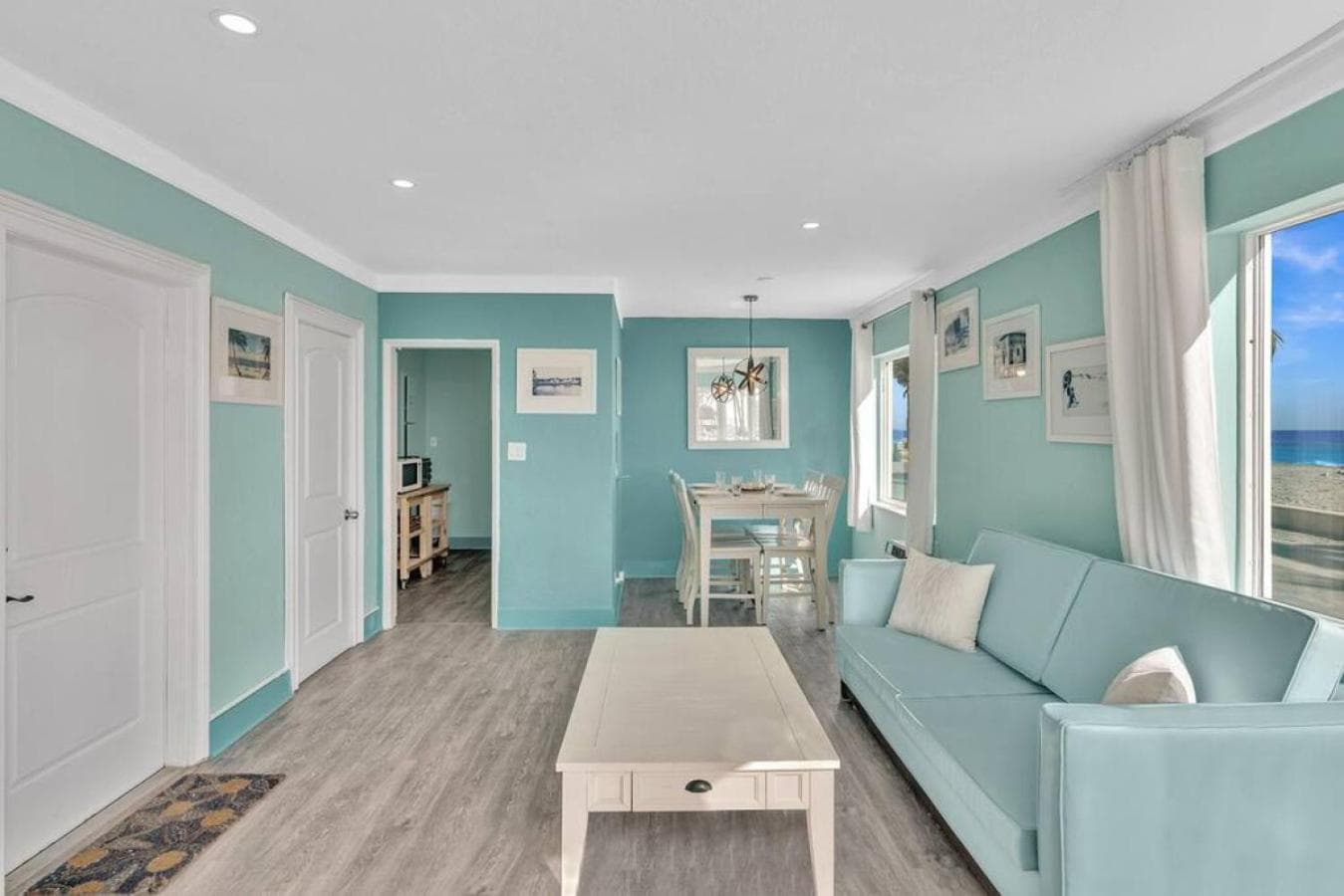 Panoramic beachfront Suite interior in Hollywood, FL — gallery photo 2