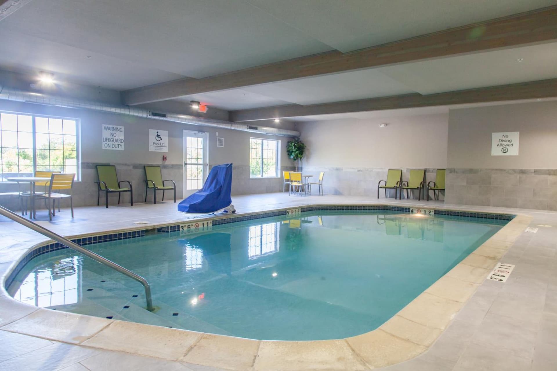 Holiday Inn Express Jackson by IHG interior in Jackson, MI — gallery photo 2