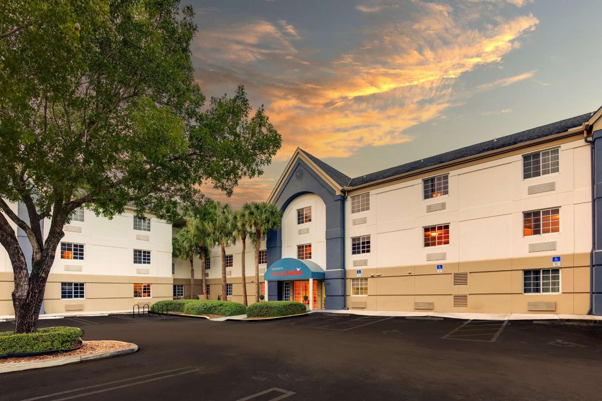 Sonesta Simply Suites Miami Airport Doral property views in Miami, FL — gallery photo 3