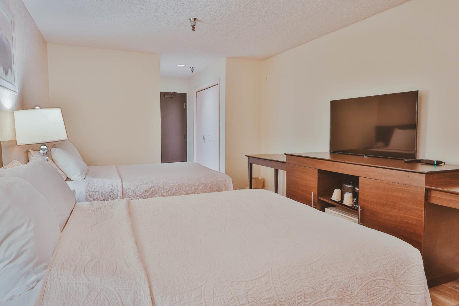 Hotel International interior in Lynnwood, WA — gallery photo 2