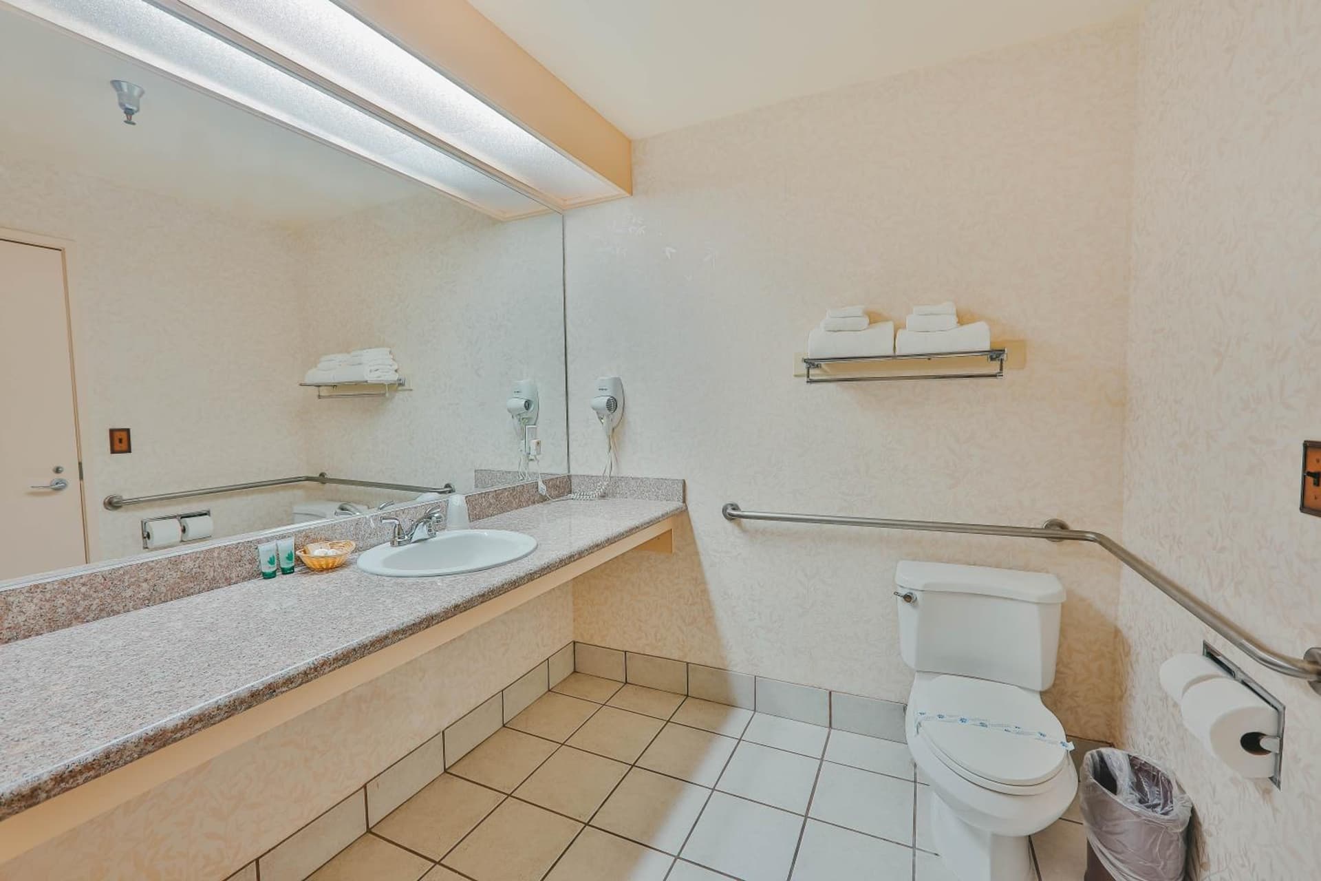 Hotel International gallery photo in Lynnwood, WA — image 5