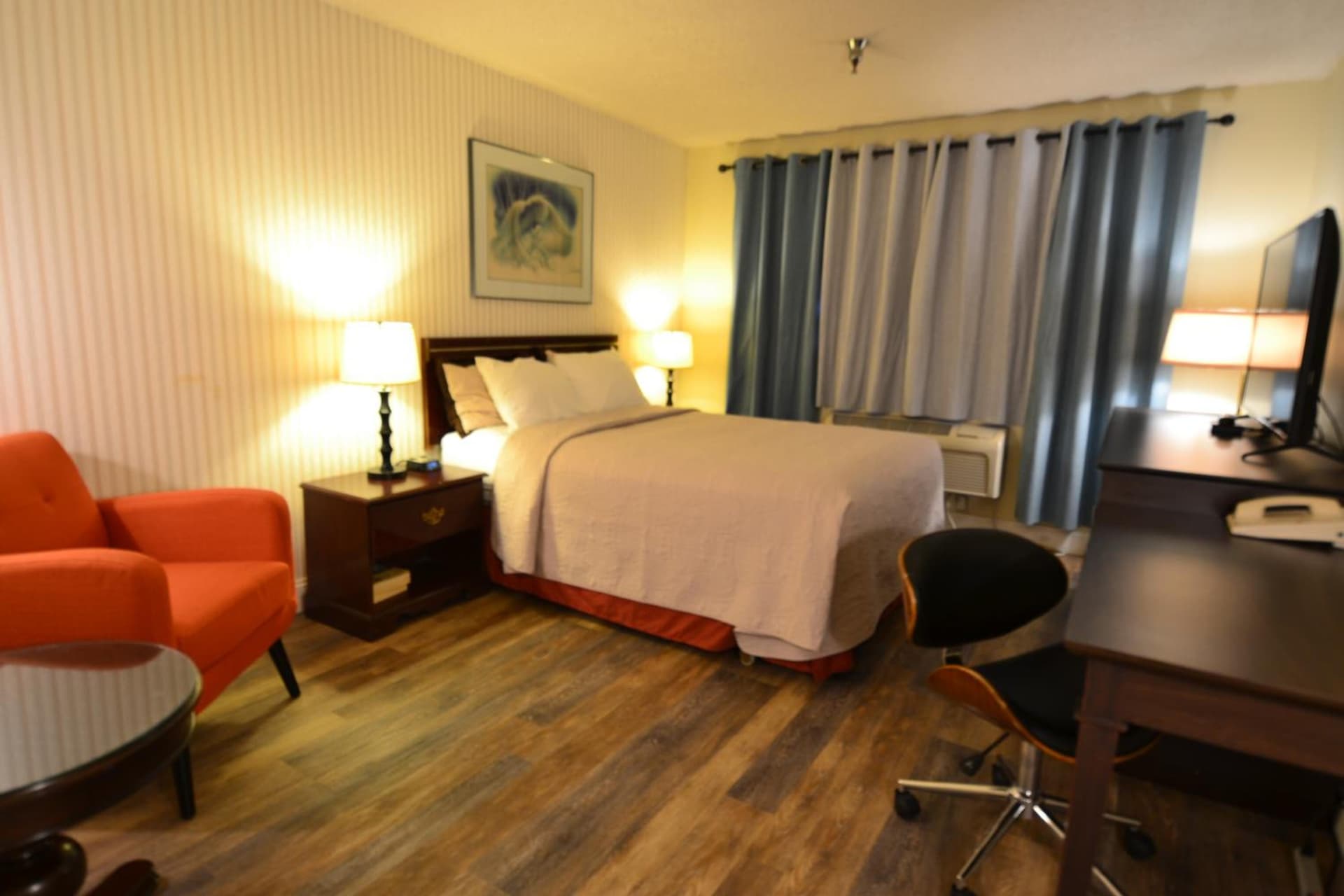 Hotel International interior in Lynnwood, WA — gallery photo 2