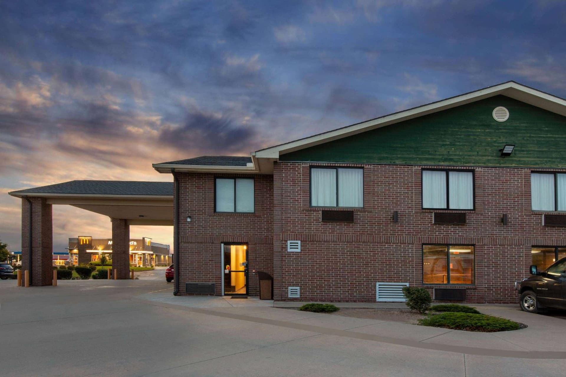 Super 8 by Wyndham Salina I-70 property views in Salina, KS — gallery photo 3