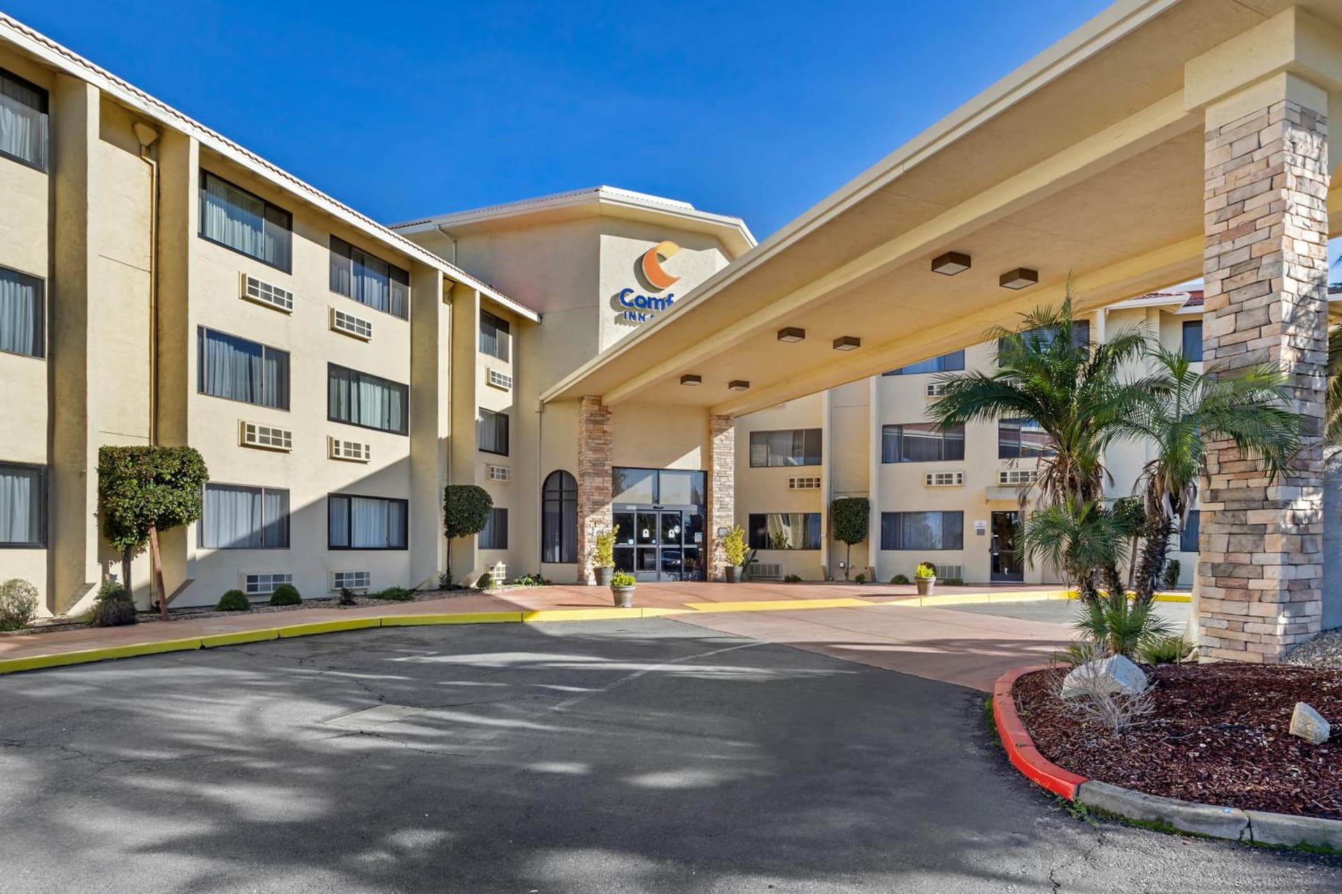 Comfort Inn & Suites Rocklin - Roseville interior in Rocklin, CA — gallery photo 2