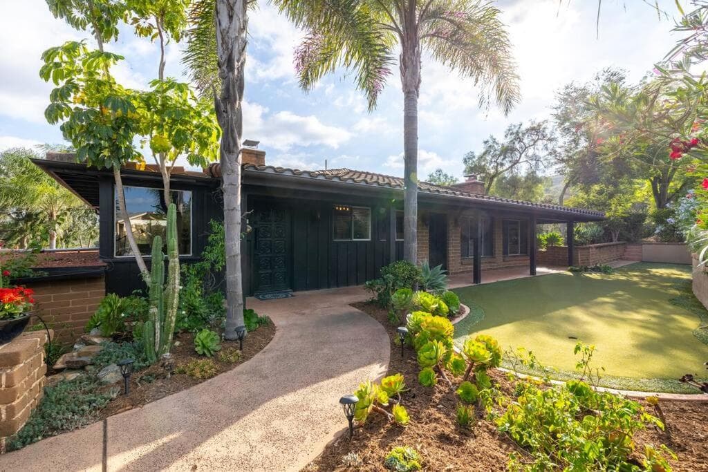 Tropical, Private, Heated pool, Petting zoo! — hotel in Vista, California