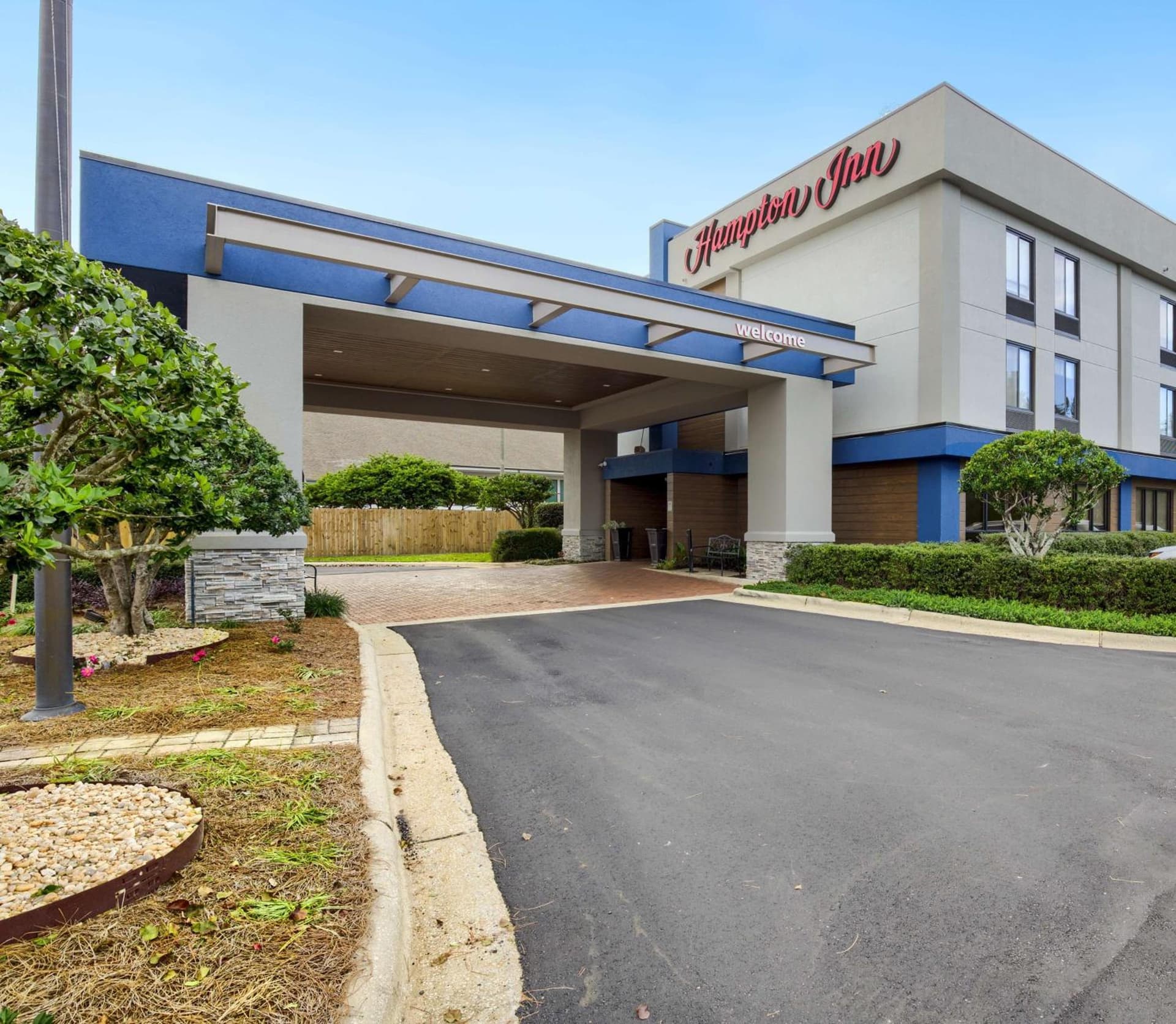 Hampton Inn Mobile-I-10/Bellingrath Gardens featured exterior or lobby in Tillmans Corner, AL — similar hotel