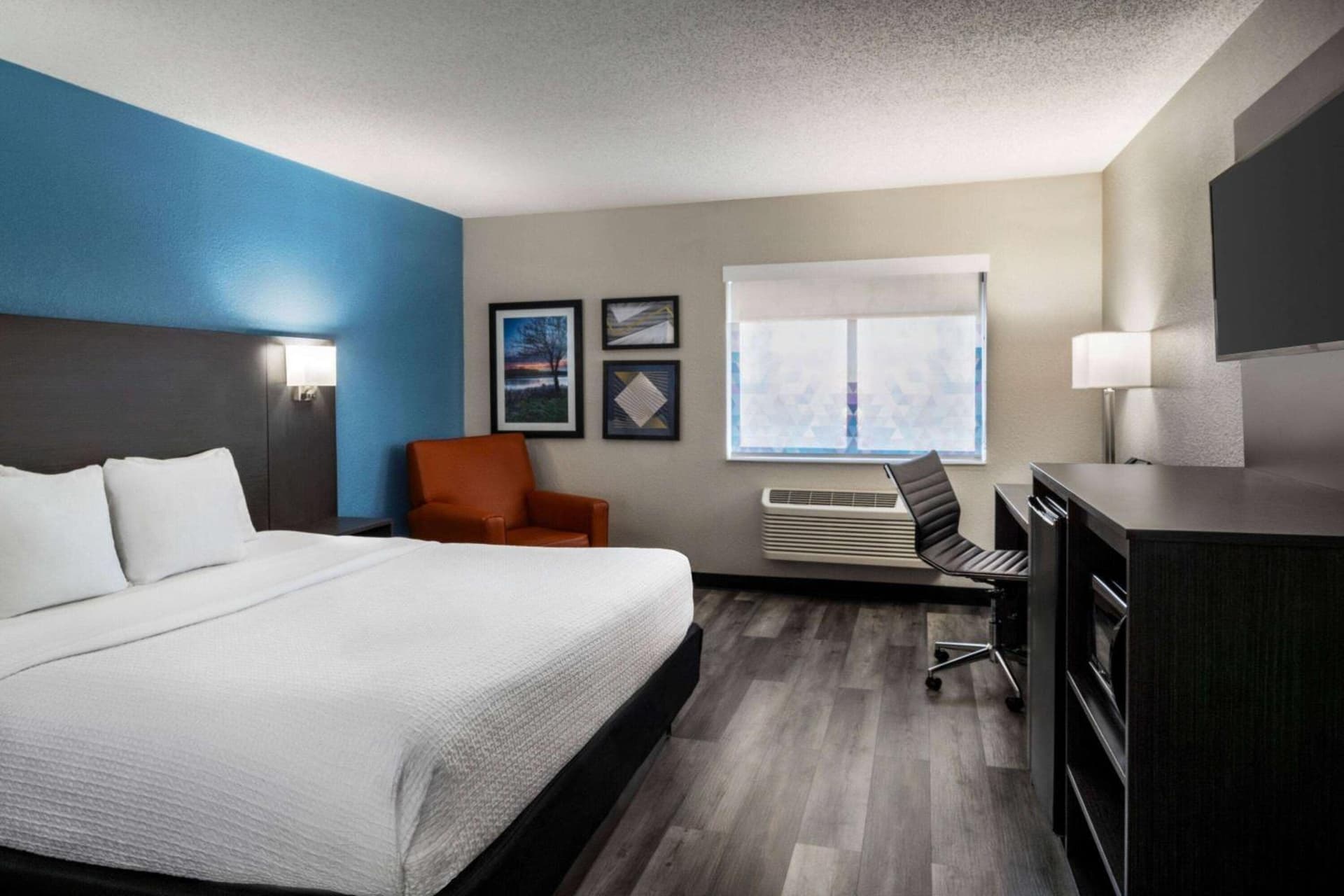 La Quinta by Wyndham Chicago Tinley Park interior in Tinley Park, IL — gallery photo 2