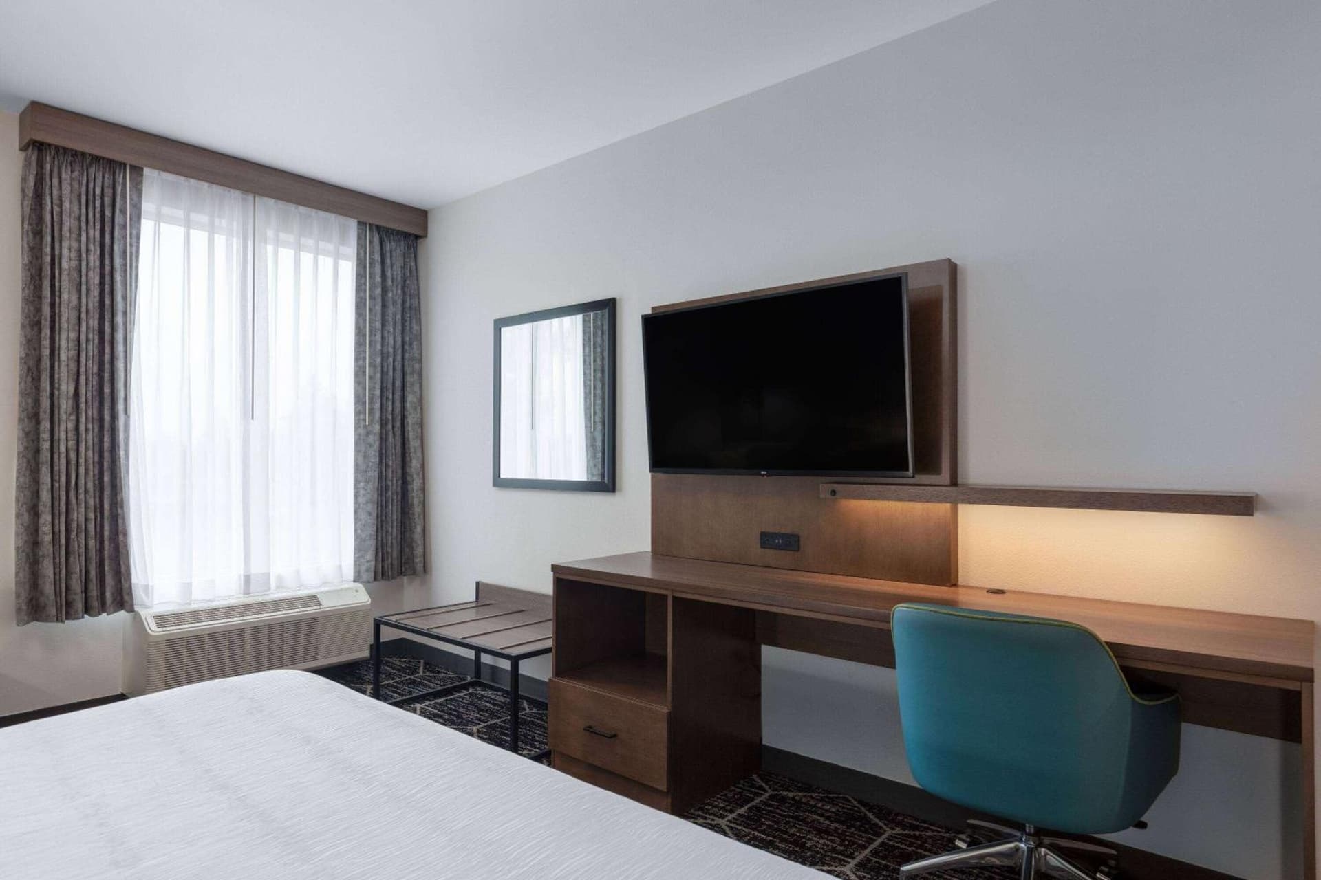 La Quinta Inn & Suites by Wyndham Centralia interior in Centralia, WA — gallery photo 2