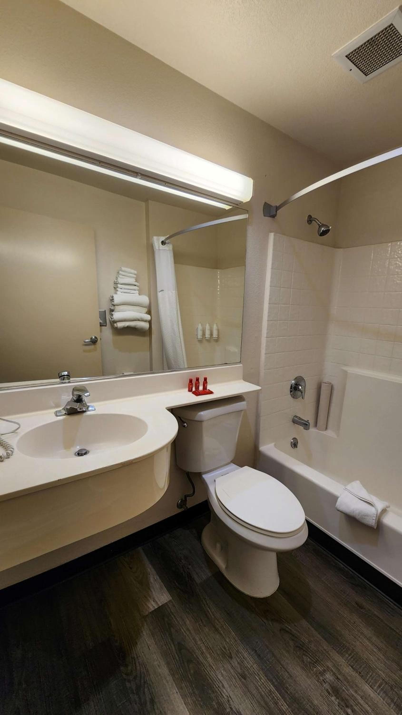 SureStay by Best Western Sacramento South Natomas gallery photo in Sacramento, CA — image 6