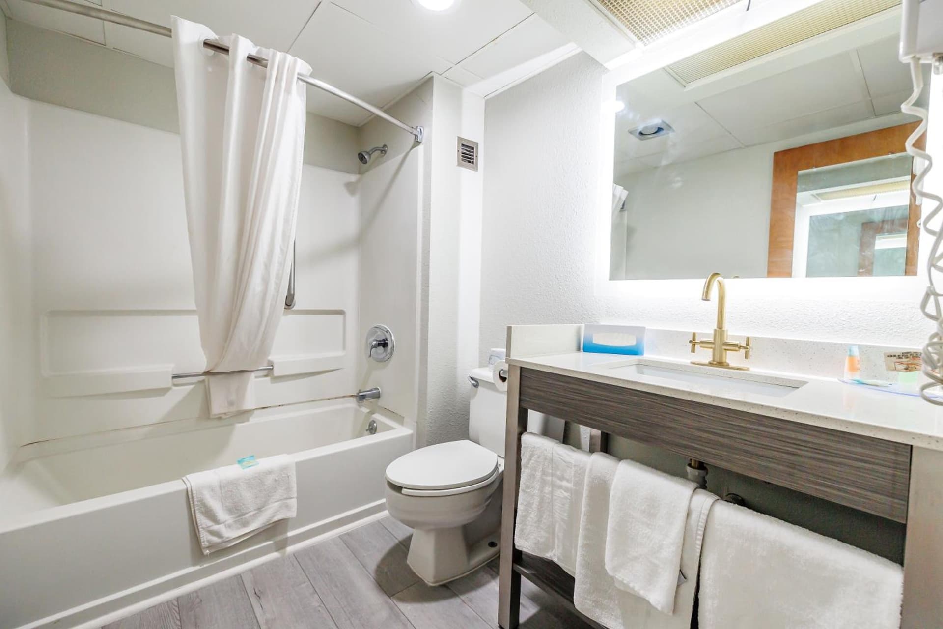 New Victorian Inn & Suites Omaha gallery photo in Omaha, NE — image 25