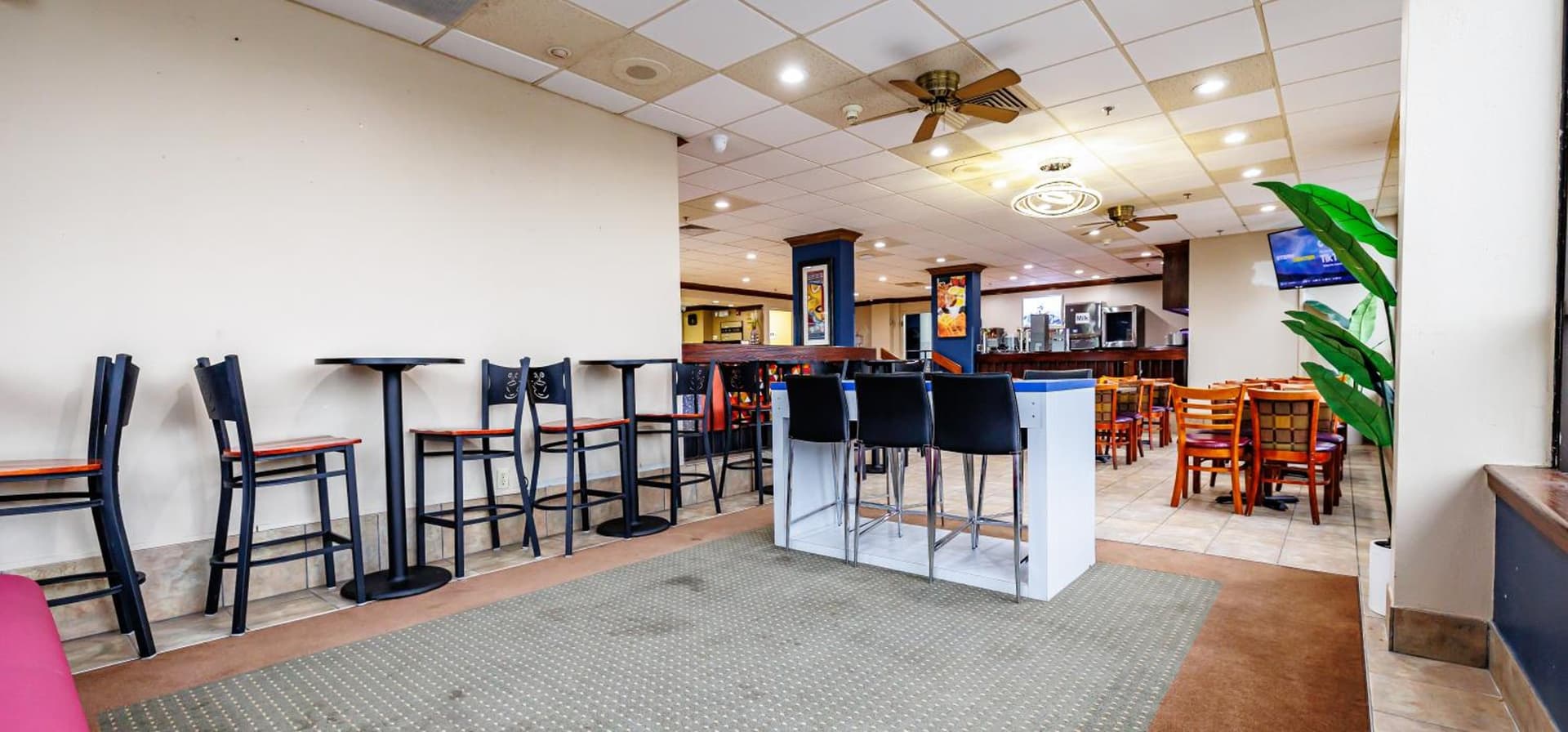 New Victorian Inn & Suites Omaha interior in Omaha, NE — gallery photo 2