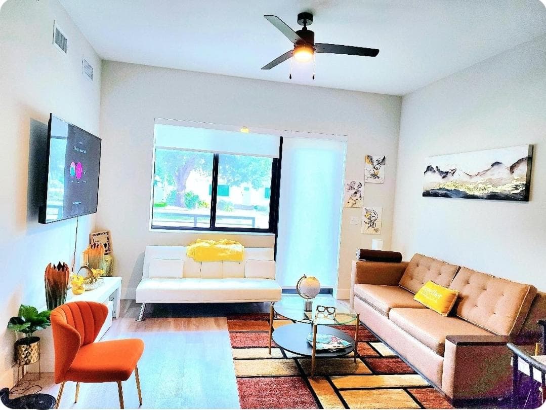Luxe & cozy 3Beds,2rooms,EV Gym Near Beaches&Downtown WPB interior in West Palm Beach, FL — gallery photo 2
