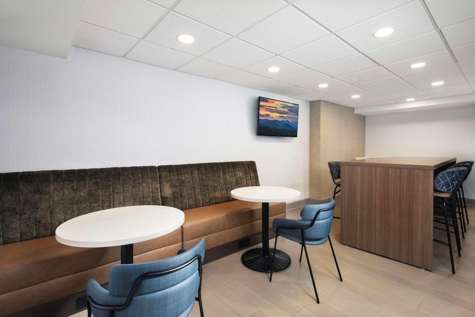 La Quinta Inn & Suites by Wyndham Downtown Asheville gallery photo in Asheville, NC — image 52