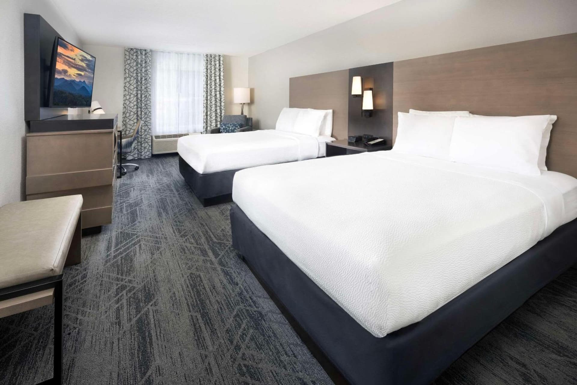 La Quinta Inn & Suites by Wyndham Downtown Asheville gallery photo in Asheville, NC — image 6