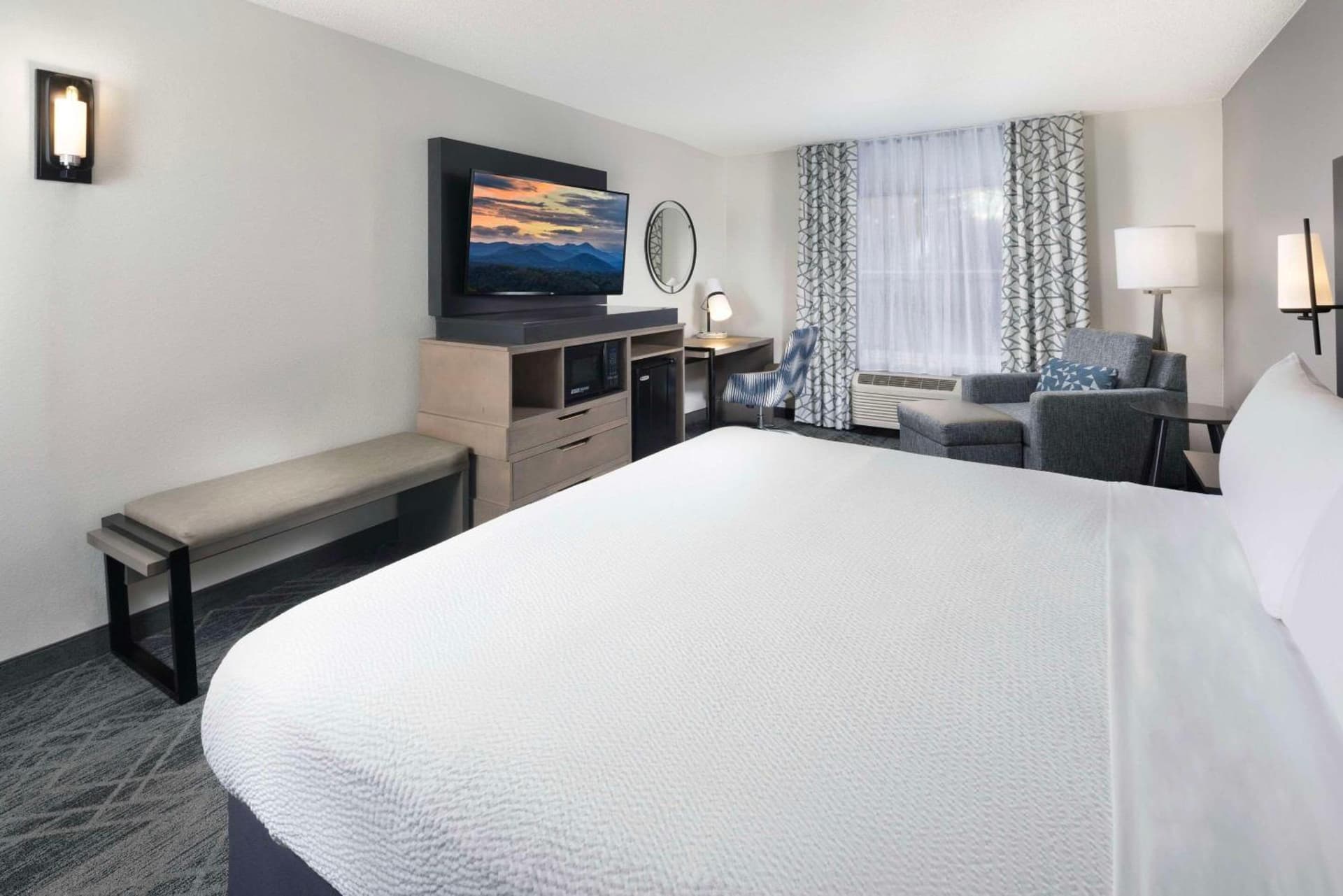 La Quinta Inn & Suites by Wyndham Downtown Asheville gallery photo in Asheville, NC — image 37