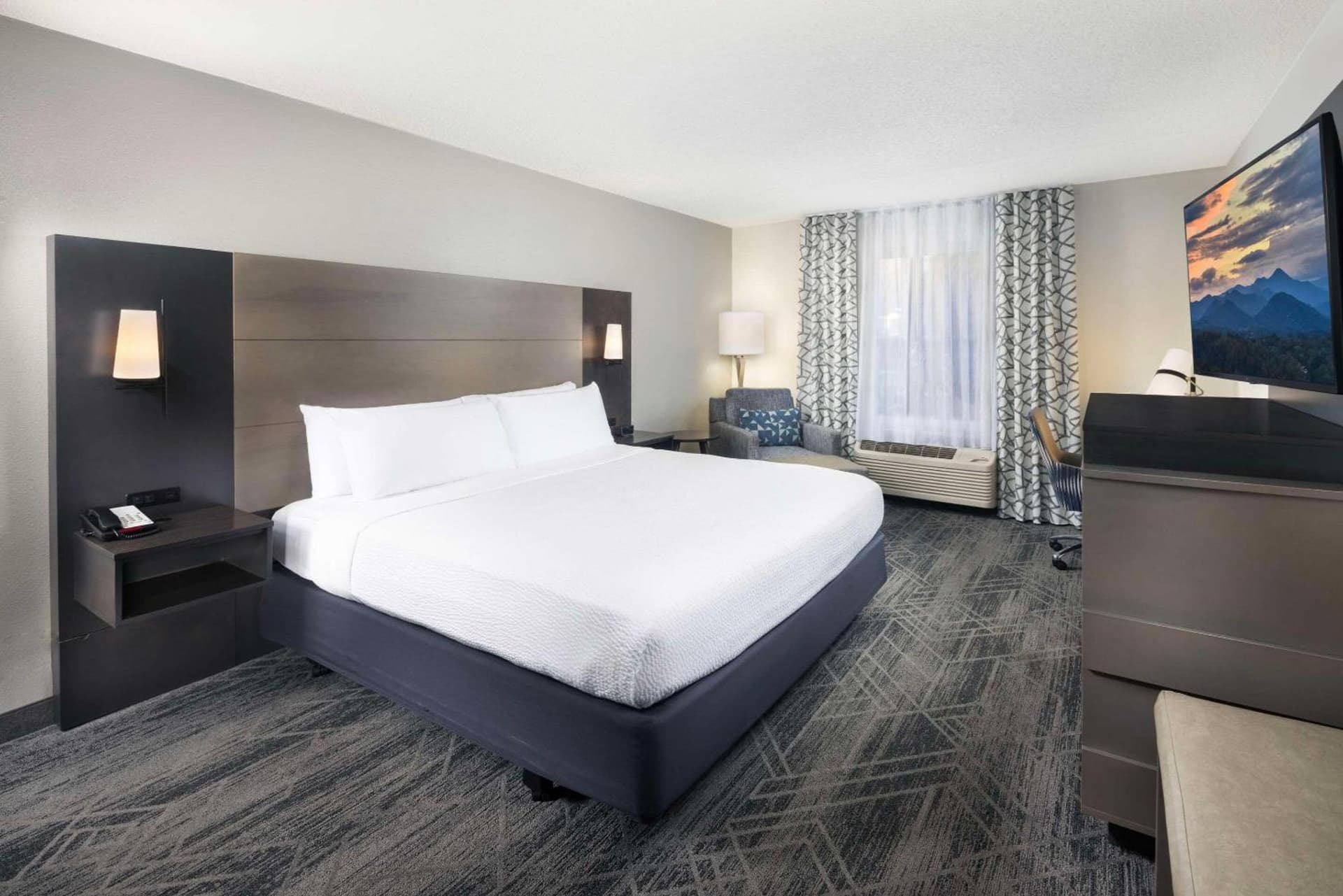 La Quinta Inn & Suites by Wyndham Downtown Asheville gallery photo in Asheville, NC — image 67