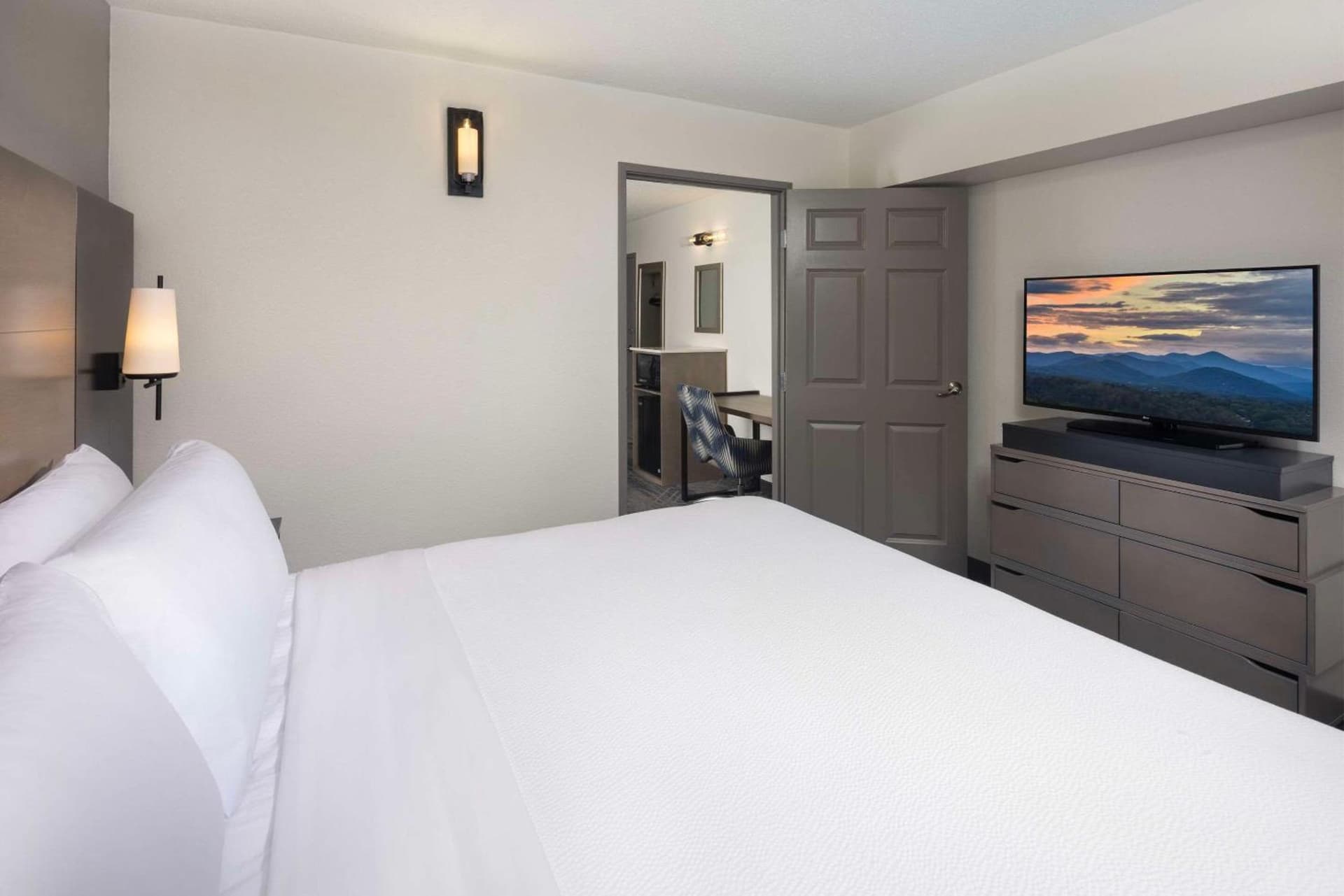 La Quinta Inn & Suites by Wyndham Downtown Asheville gallery photo in Asheville, NC — image 69