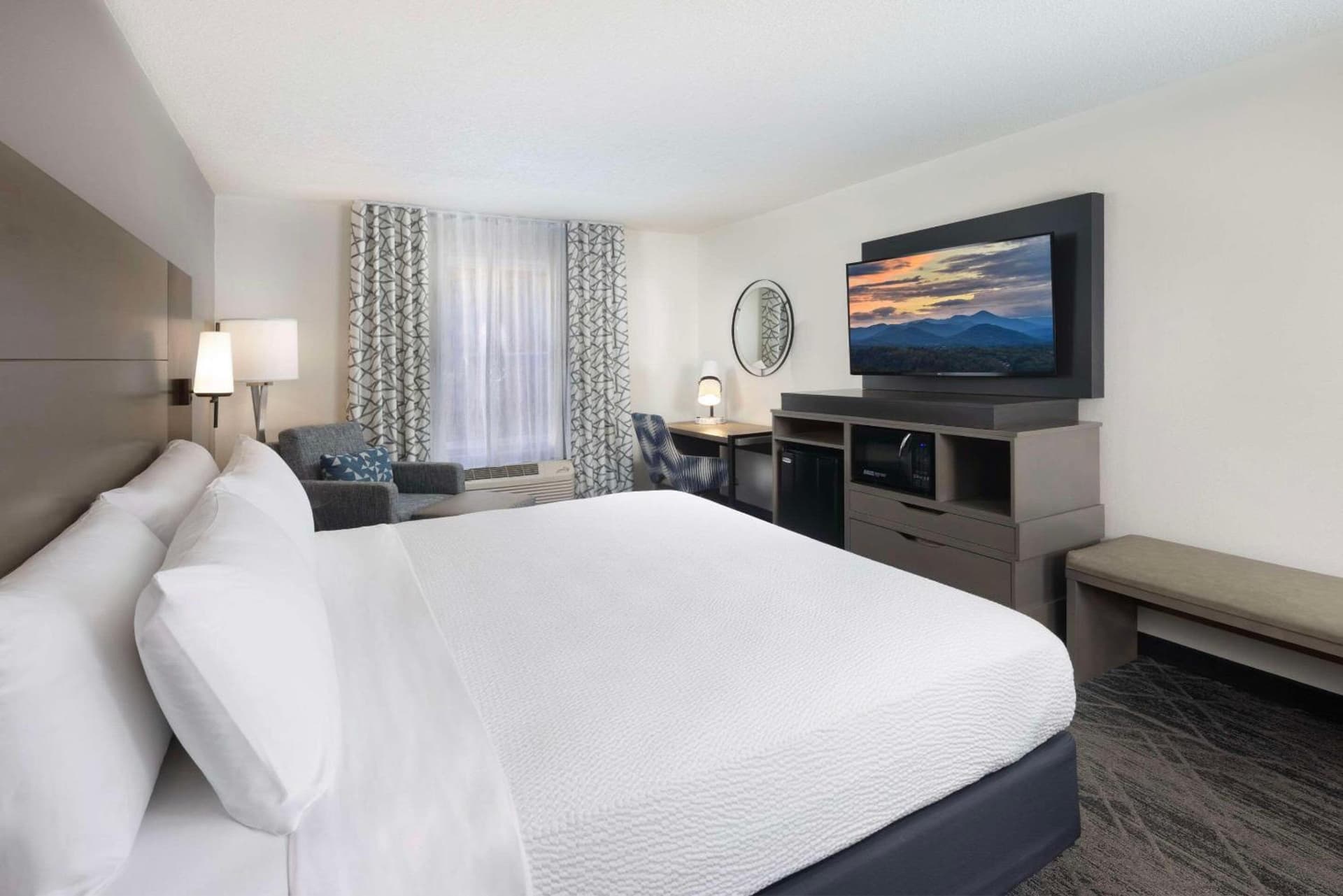 La Quinta Inn & Suites by Wyndham Downtown Asheville gallery photo in Asheville, NC — image 43