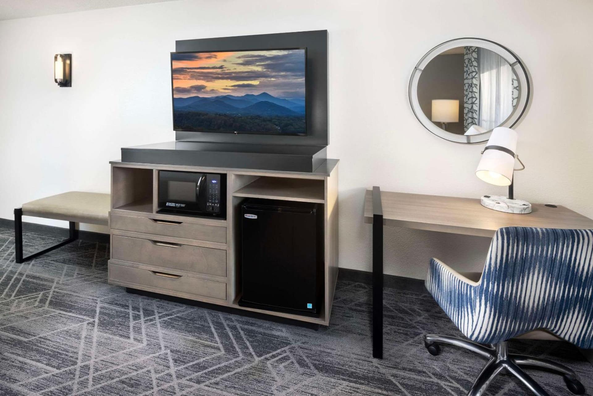 La Quinta Inn & Suites by Wyndham Downtown Asheville gallery photo in Asheville, NC — image 41