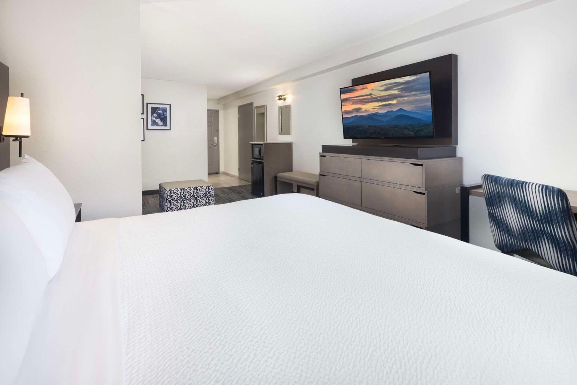 La Quinta Inn & Suites by Wyndham Downtown Asheville gallery photo in Asheville, NC — image 62