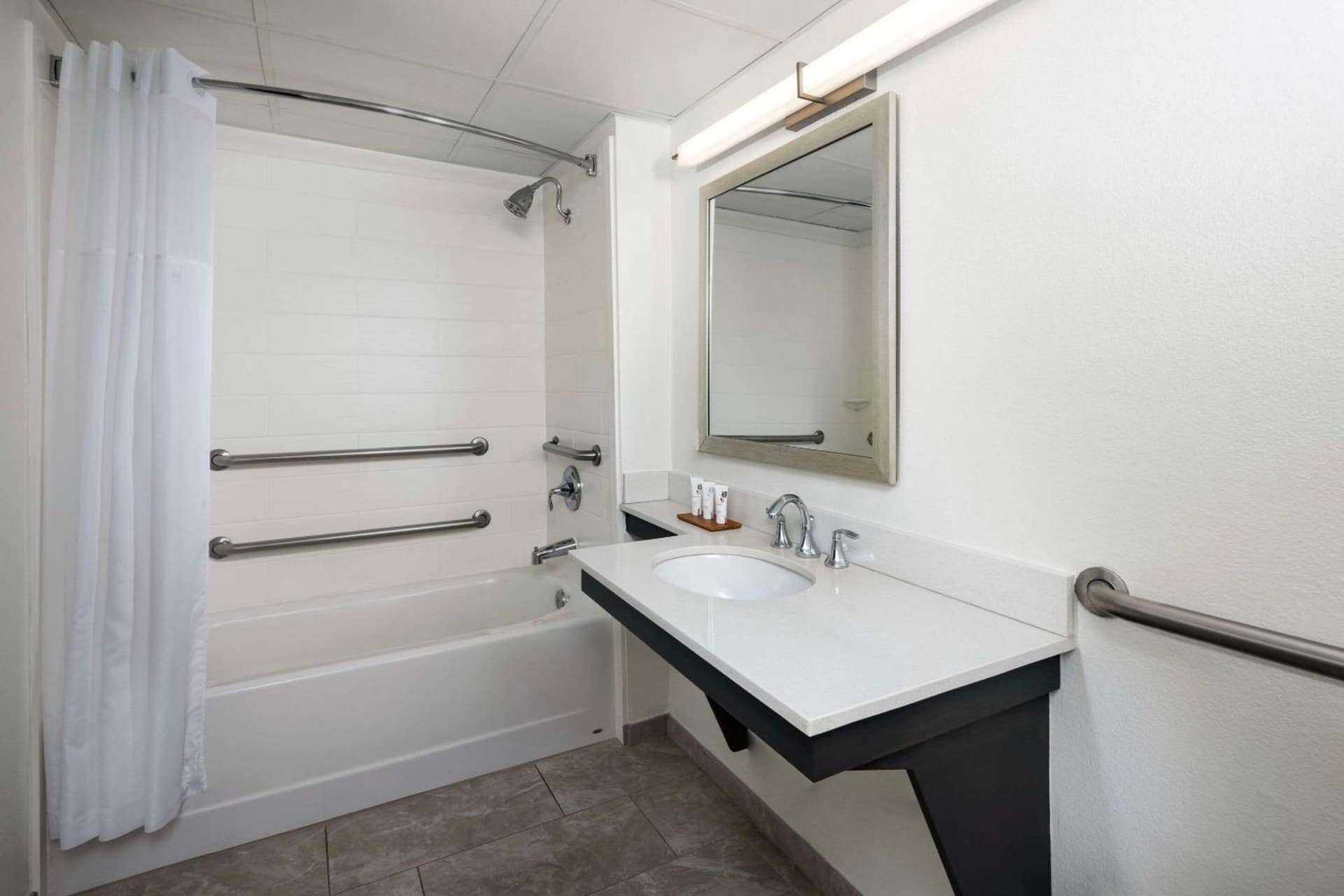 La Quinta Inn & Suites by Wyndham Downtown Asheville gallery photo in Asheville, NC — image 25
