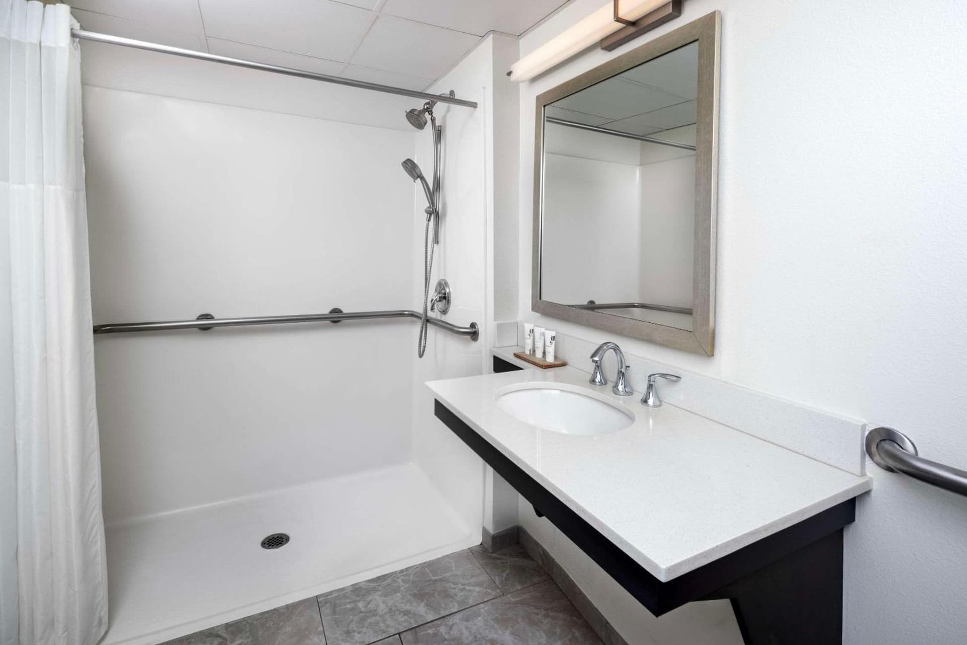 La Quinta Inn & Suites by Wyndham Downtown Asheville gallery photo in Asheville, NC — image 9