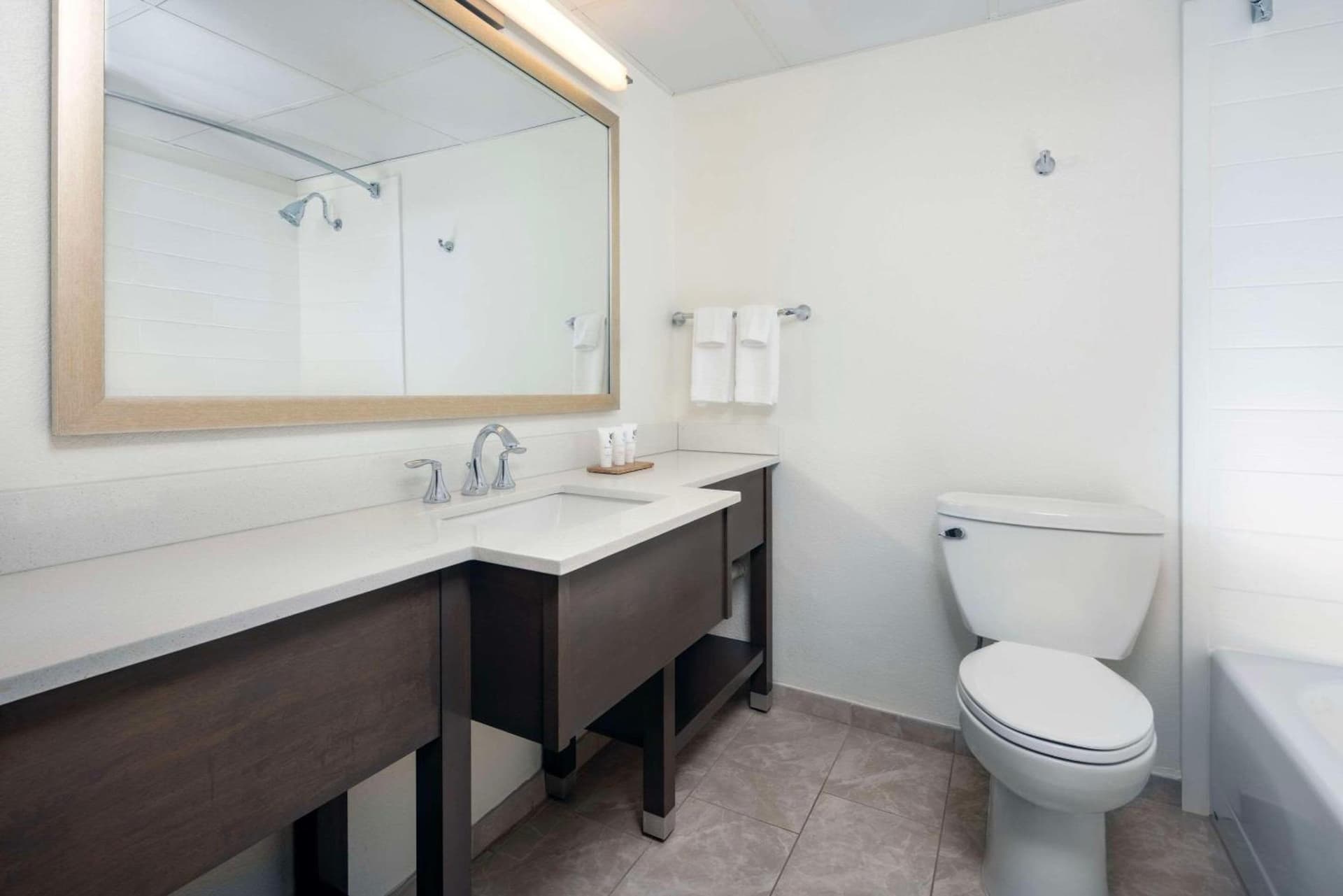 La Quinta Inn & Suites by Wyndham Downtown Asheville gallery photo in Asheville, NC — image 21
