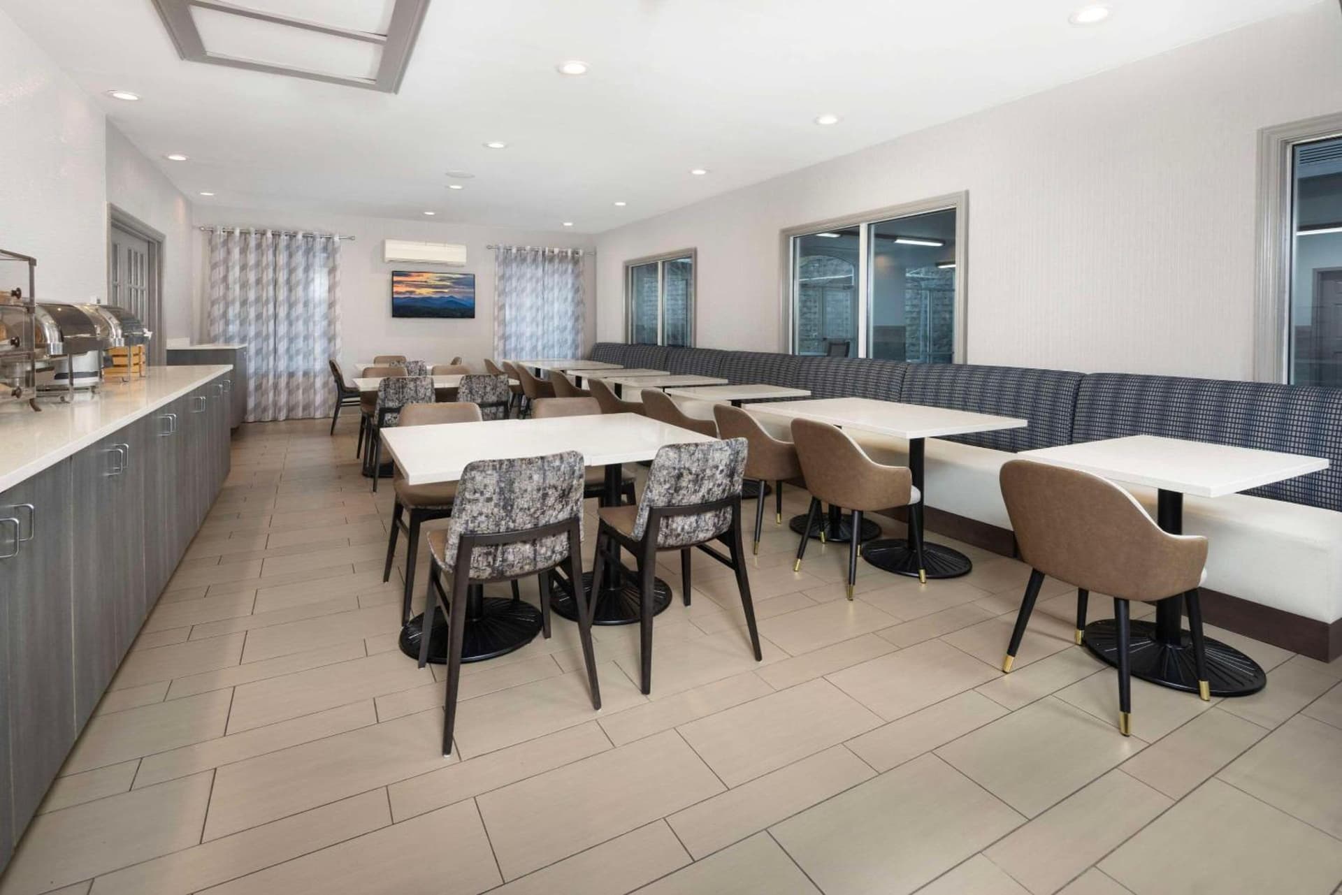 La Quinta Inn & Suites by Wyndham Downtown Asheville gallery photo in Asheville, NC — image 74