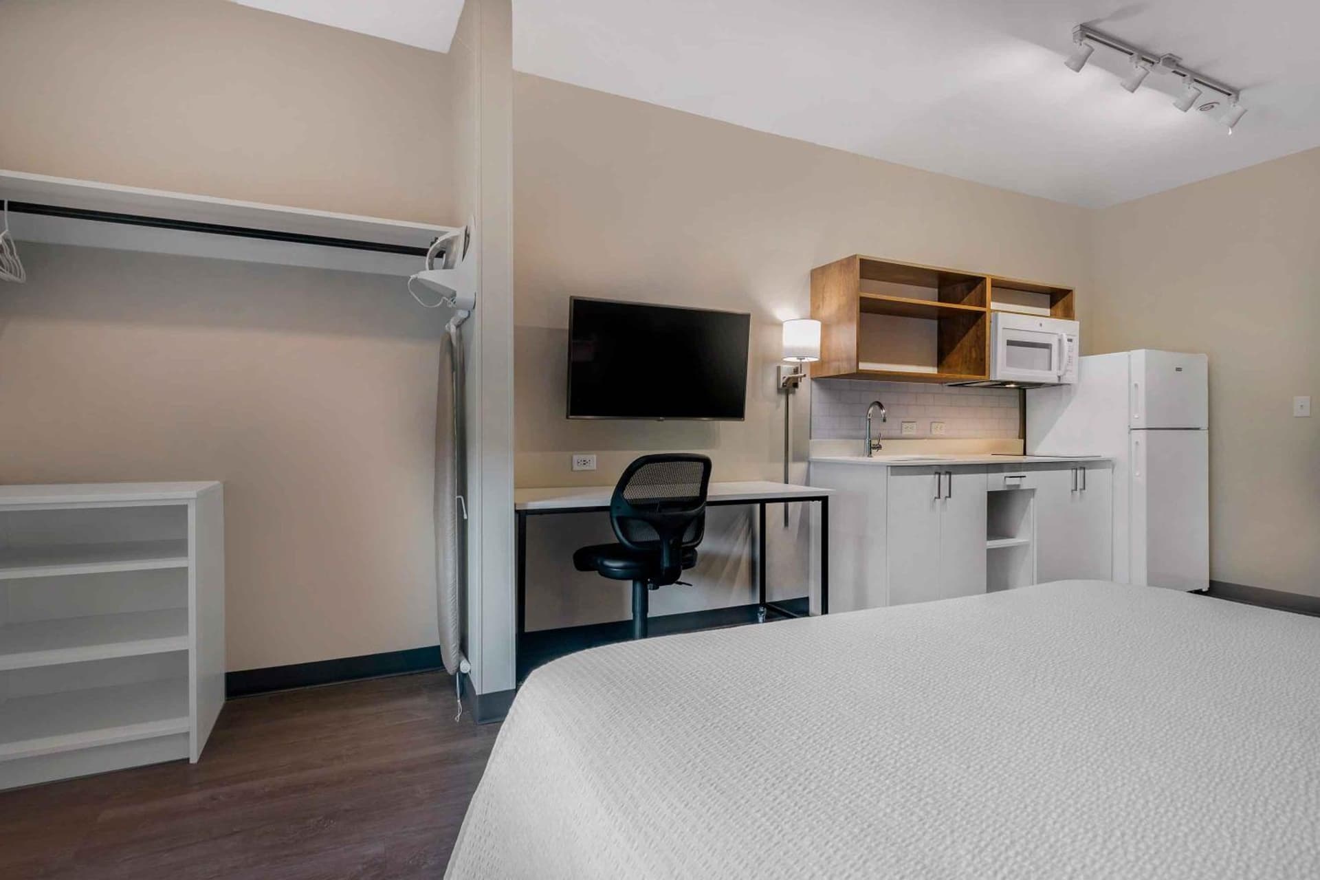 Extended Stay America Premier Suites - Pueblo interior in Pueblo, CO — gallery photo 2