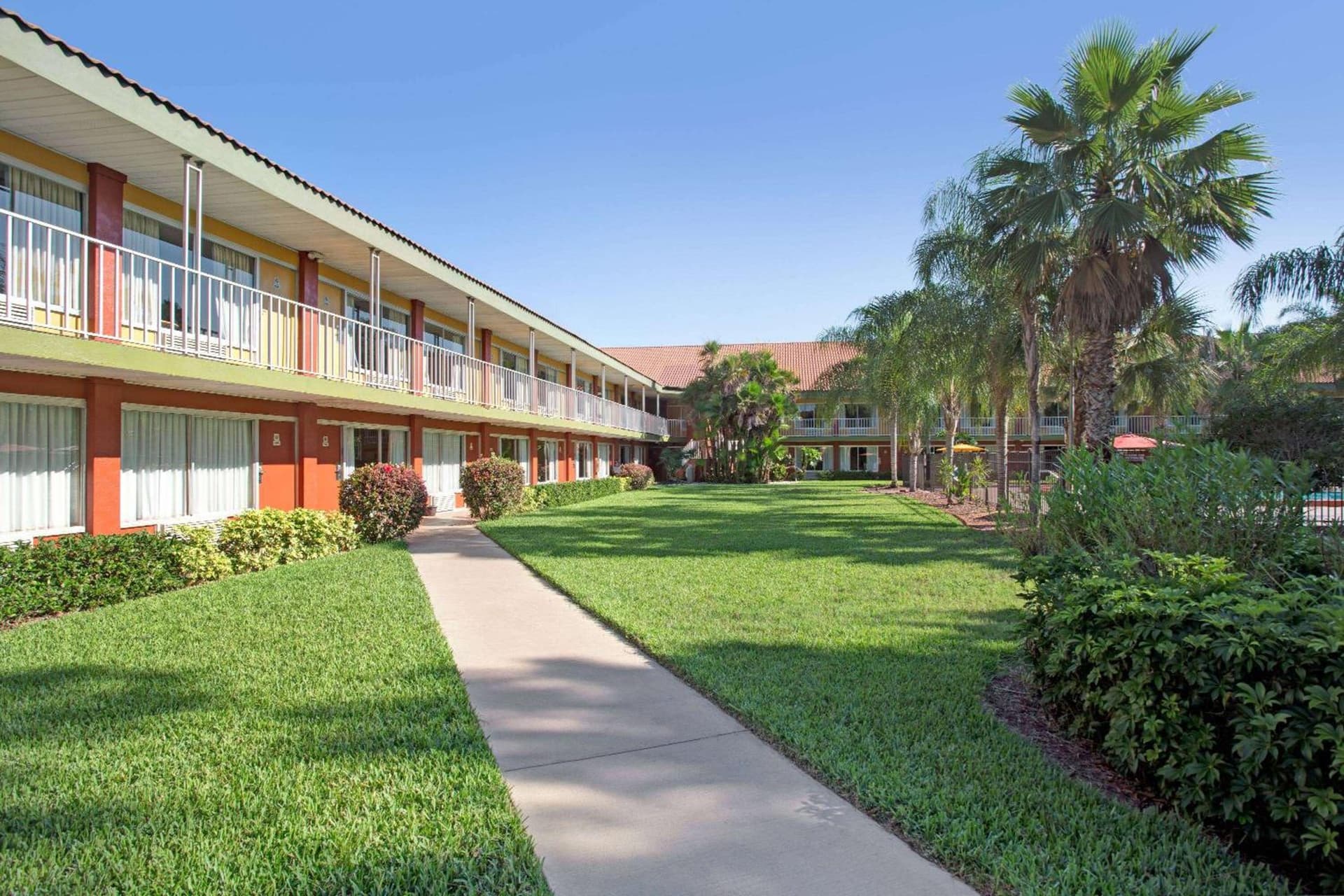 Days Inn by Wyndham Cocoa Cruiseport West At I-95/524 property views in Cocoa, FL — gallery photo 3