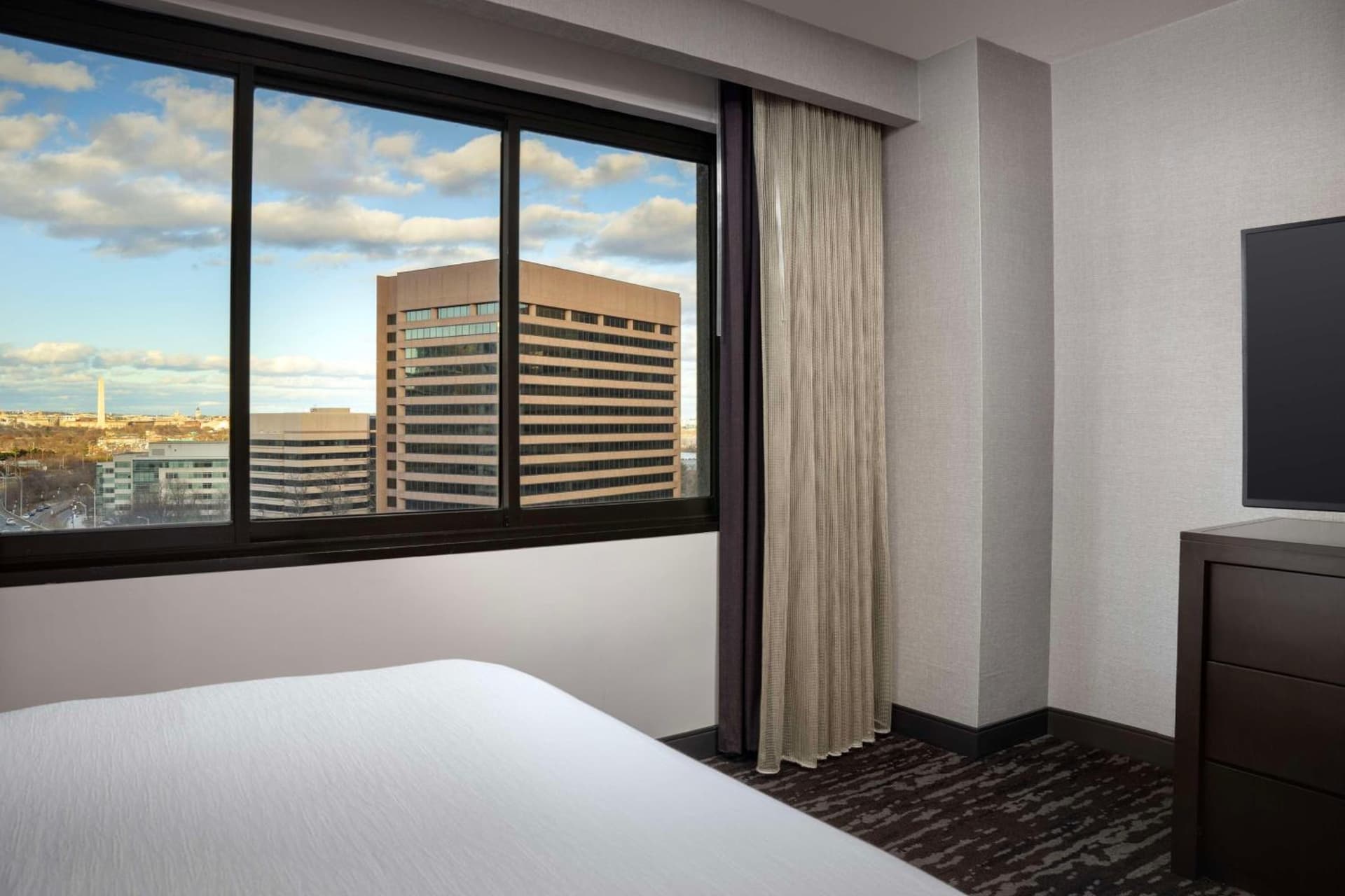 Embassy Suites by Hilton Crystal City National Airport gallery photo in Arlington, VA — image 18