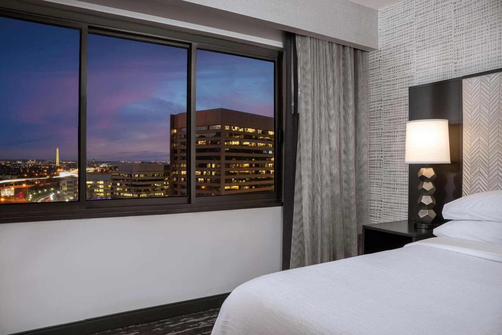 Embassy Suites by Hilton Crystal City National Airport gallery photo in Arlington, VA — image 26