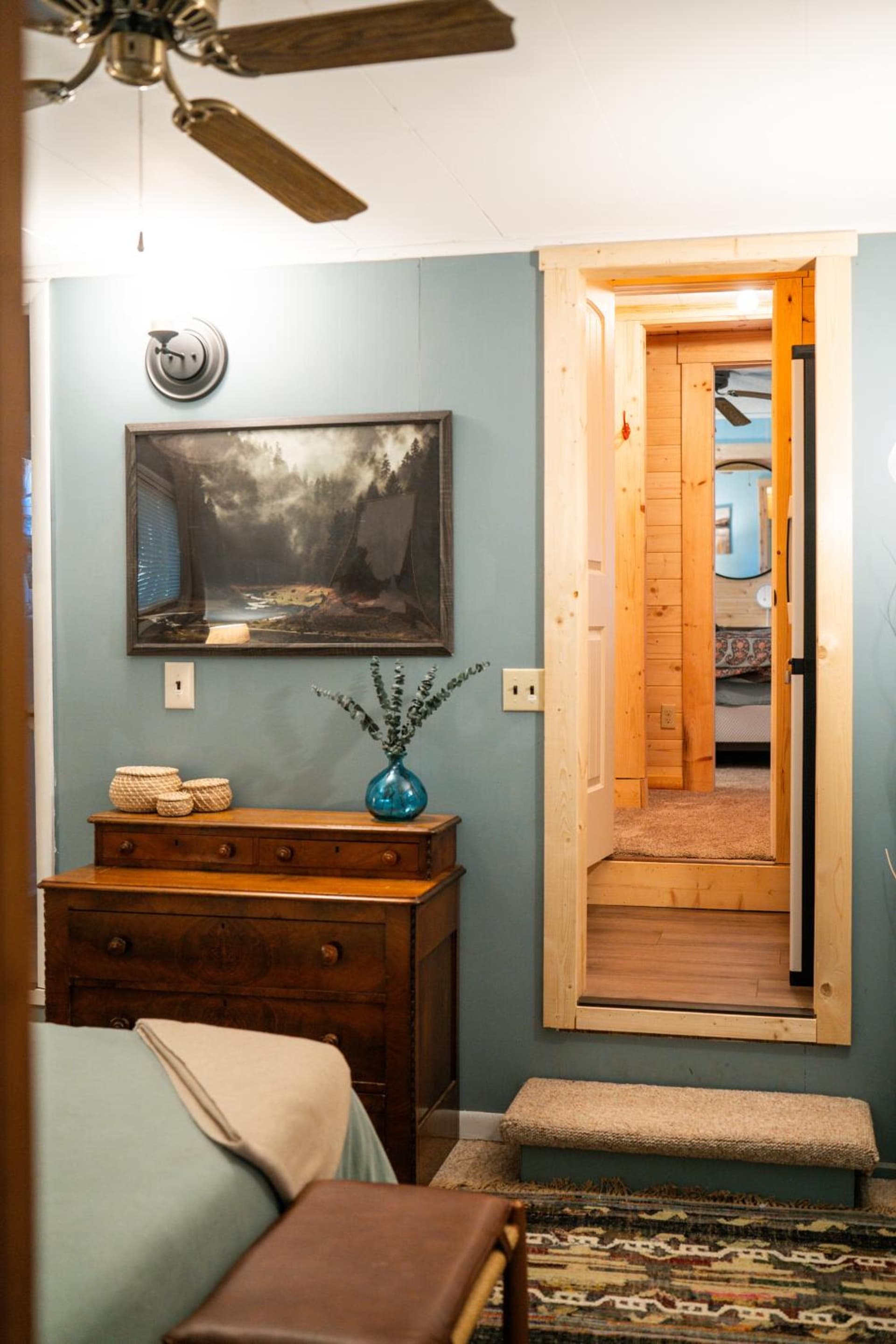 GREAT Central Location! Cabin Near Sugar Beech Boone interior in Newland, NC — gallery photo 2