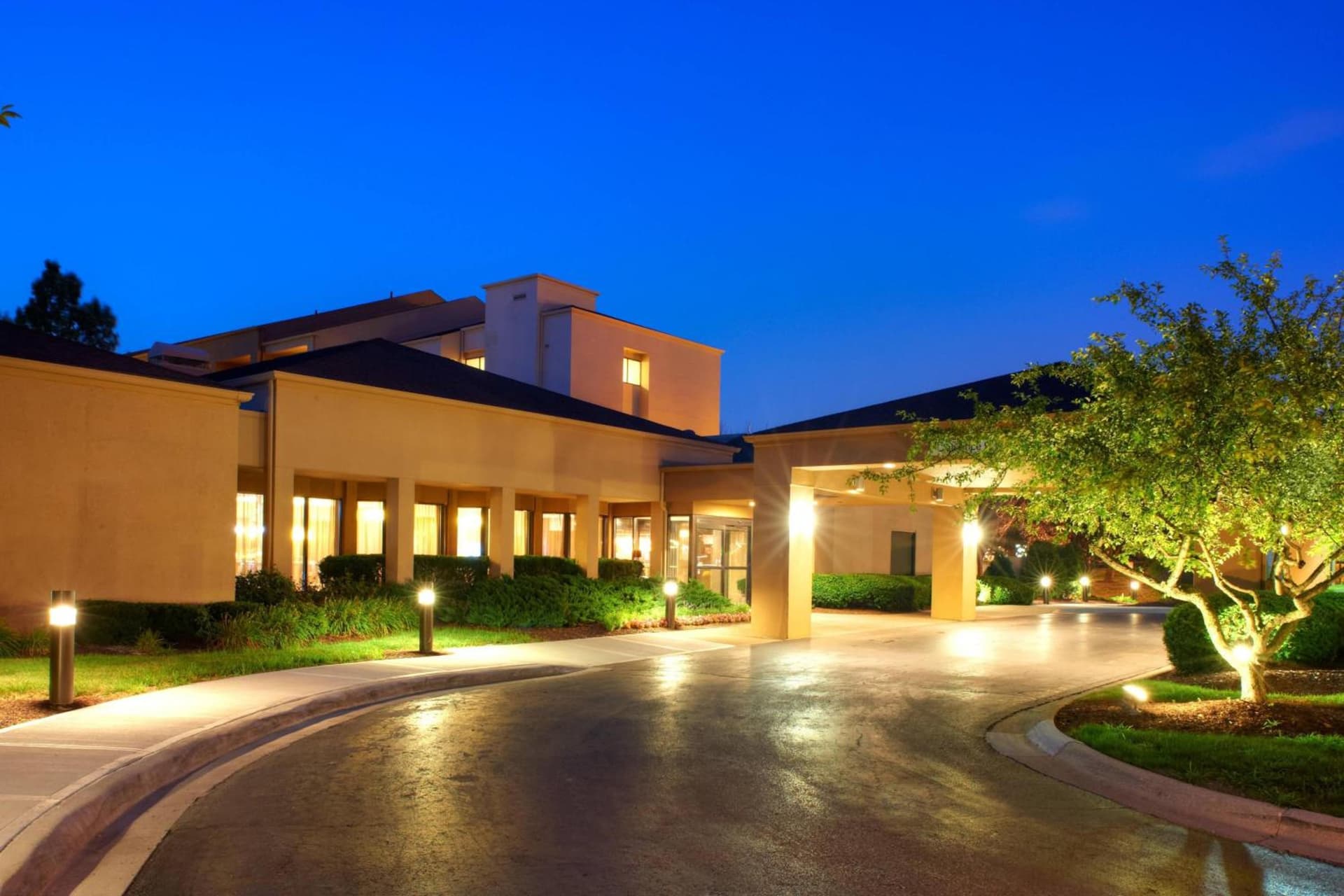 Courtyard Columbus Worthington featured exterior or lobby in Worthington, OH — similar hotel