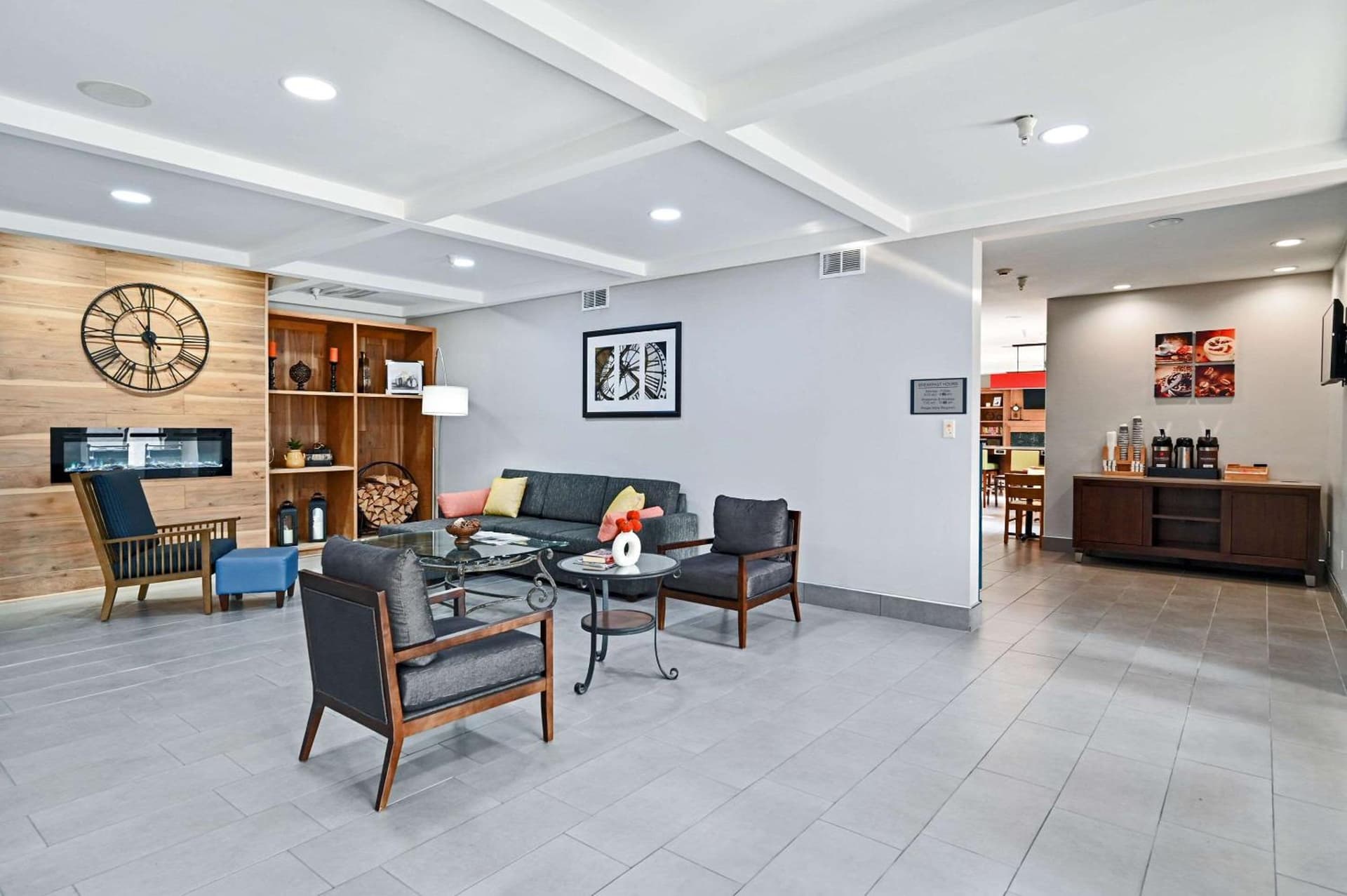 Country Inn & Suites by Radisson, Bloomington-Normal Airport, IL interior in Bloomington, IL — gallery photo 2