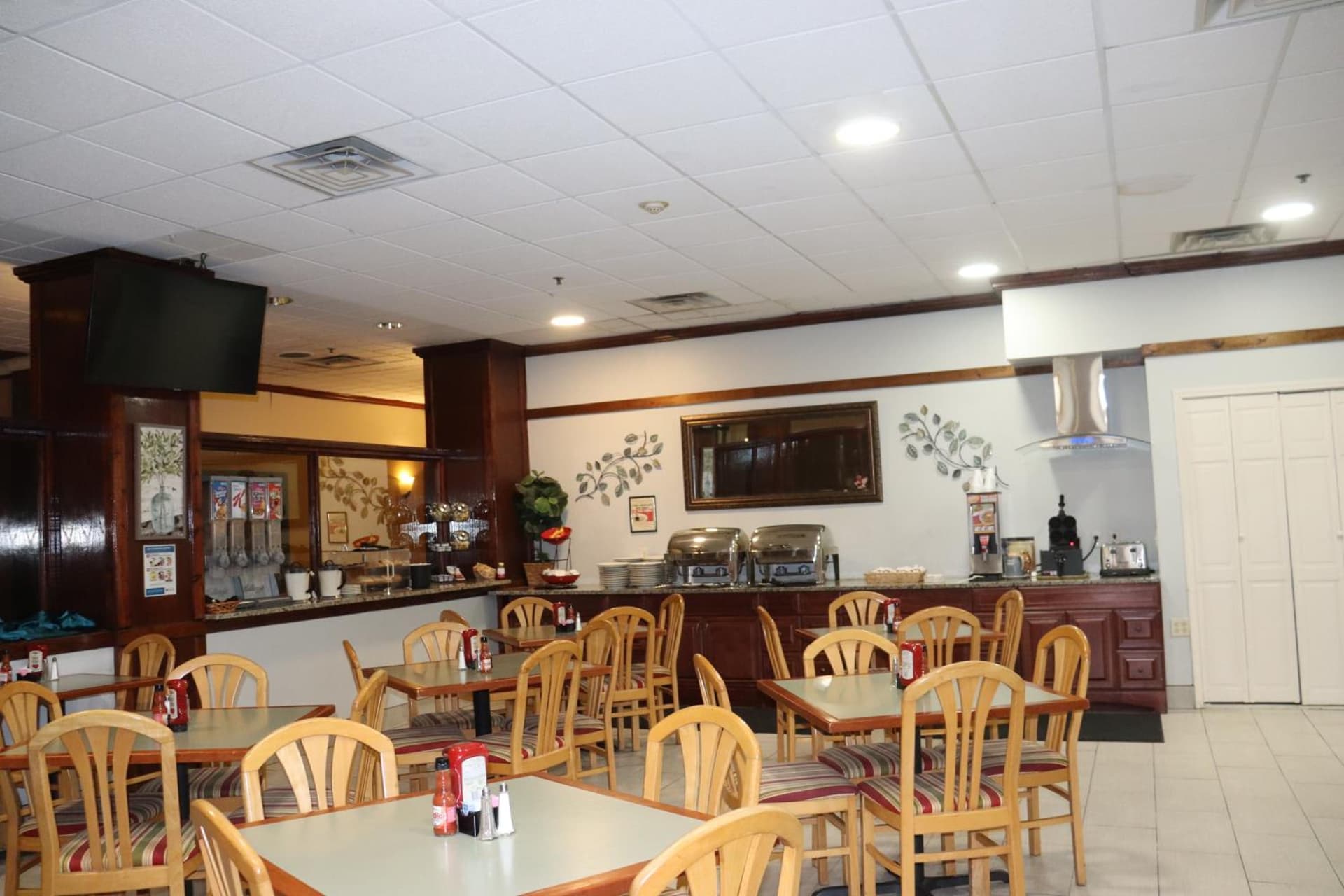 Clarion Hotel & Conference Center Lansing West gallery photo in Lansing, MI — image 61