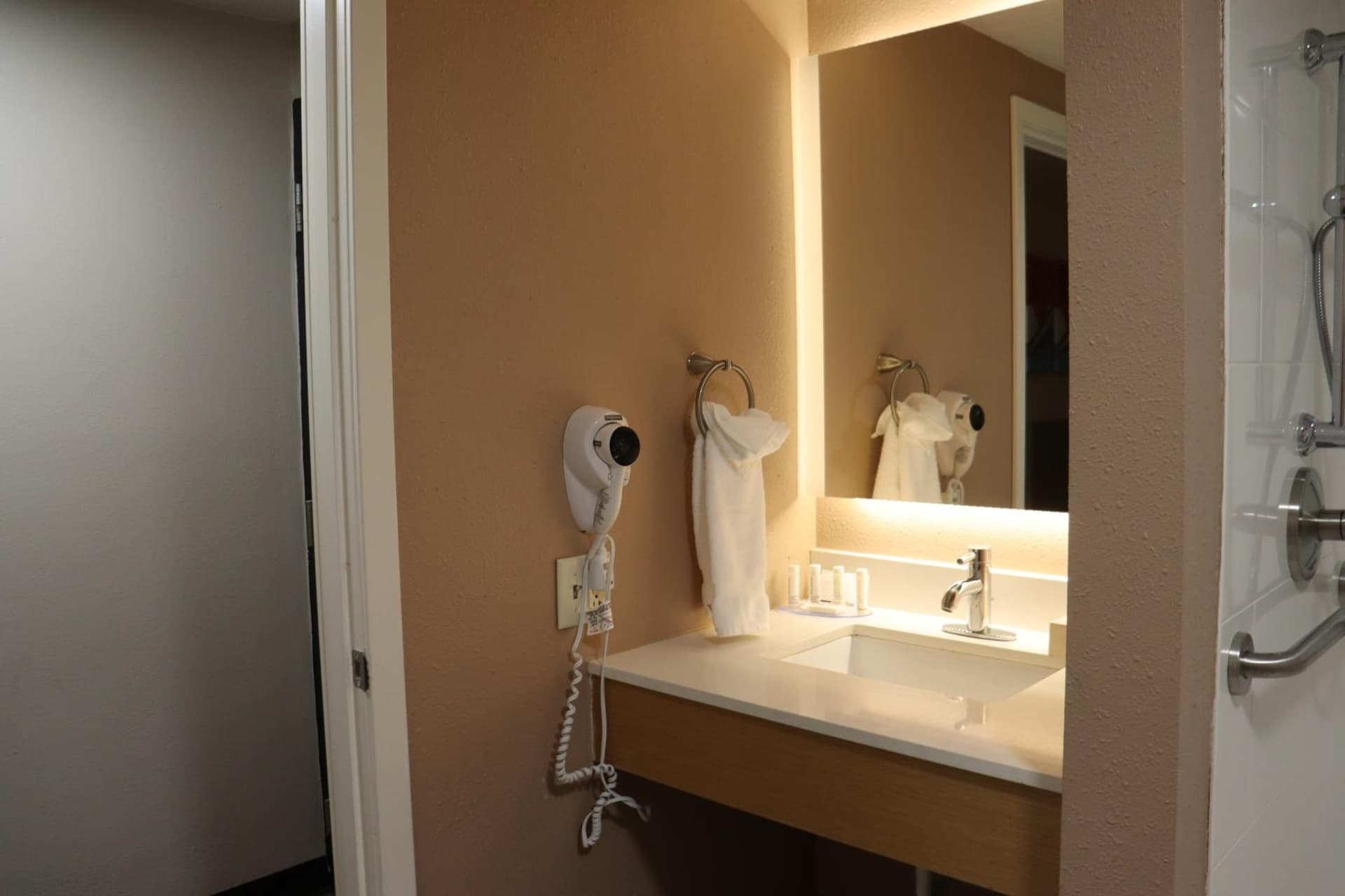 Clarion Hotel & Conference Center Lansing West gallery photo in Lansing, MI — image 13