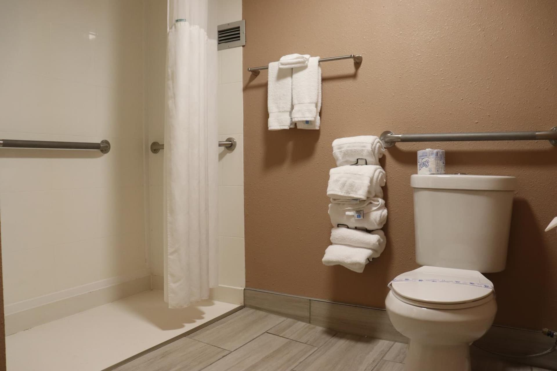 Clarion Hotel & Conference Center Lansing West gallery photo in Lansing, MI — image 49