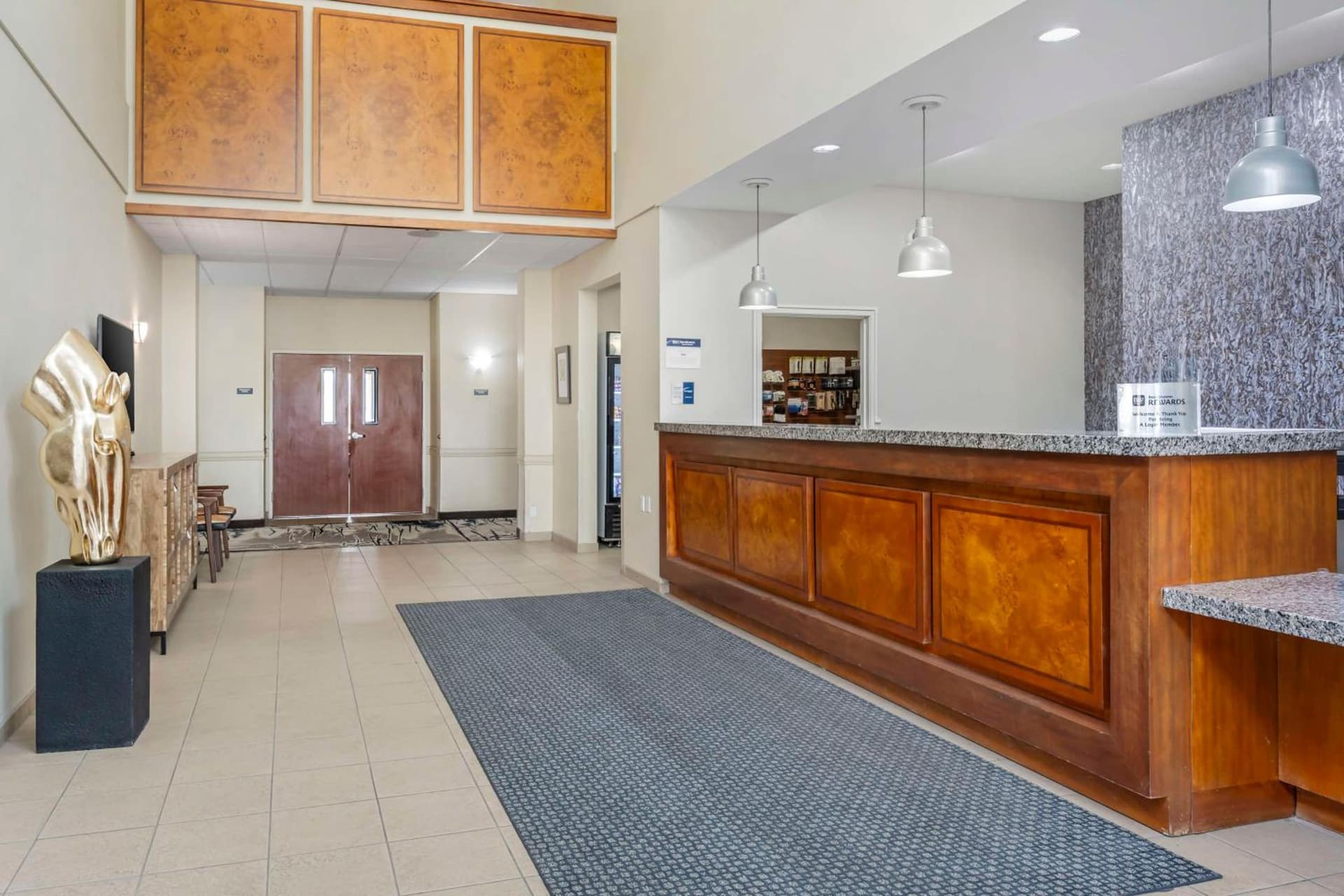 Best Western PLUS Peppertree Inn at Omak interior in Omak, WA — gallery photo 2