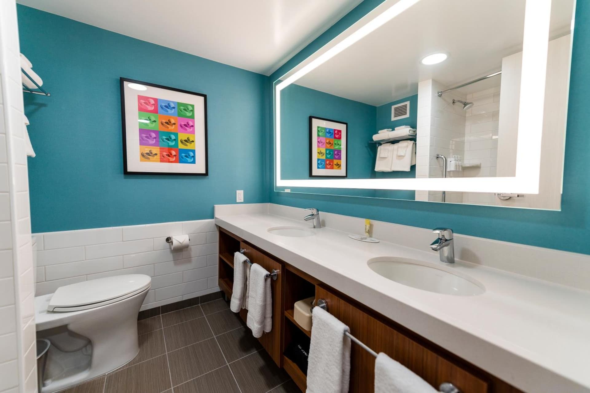 Howard Johnson by Wyndham Anaheim Hotel and Water Playground gallery photo in Anaheim, CA — image 132
