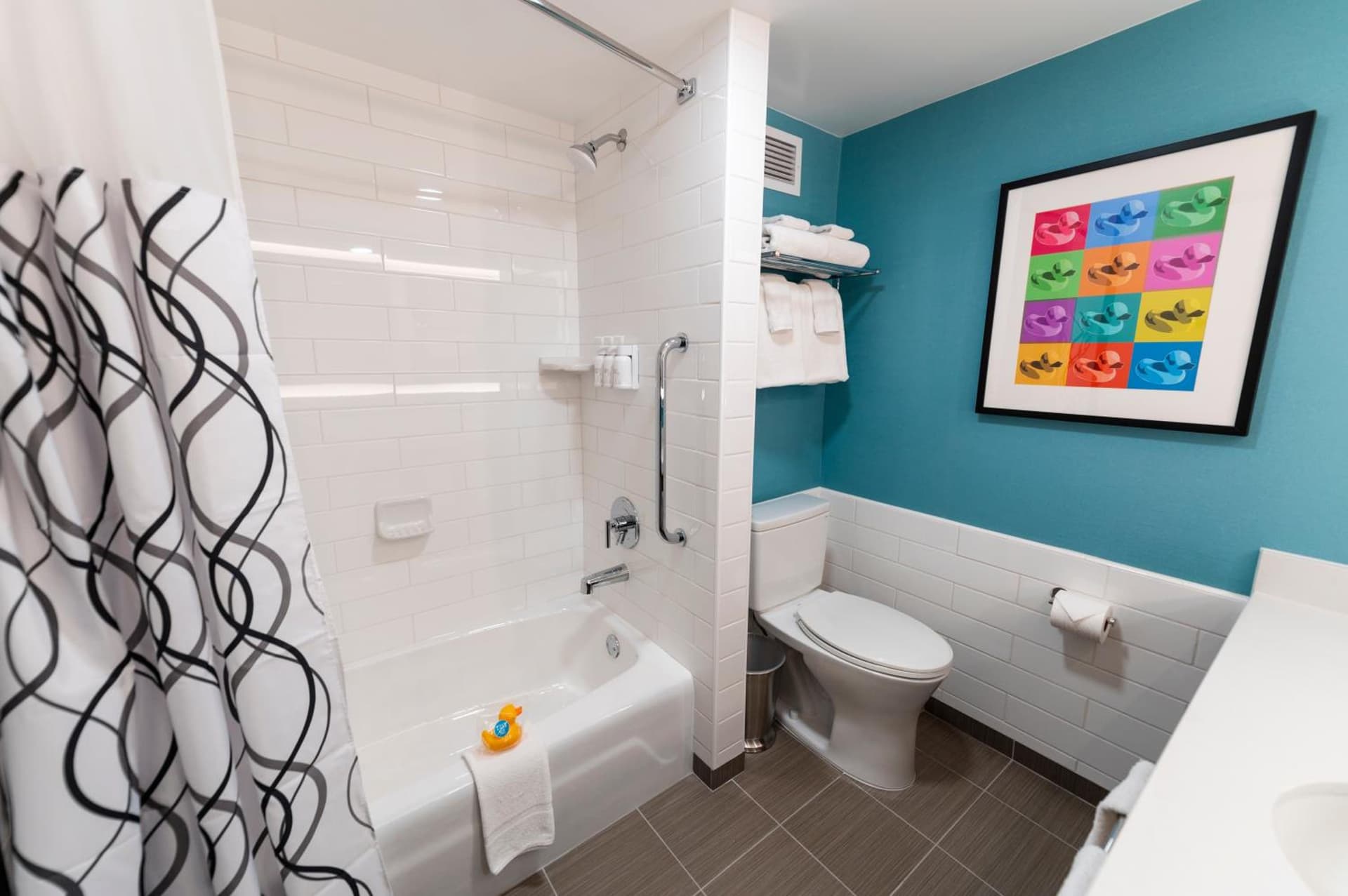 Howard Johnson by Wyndham Anaheim Hotel and Water Playground gallery photo in Anaheim, CA — image 15