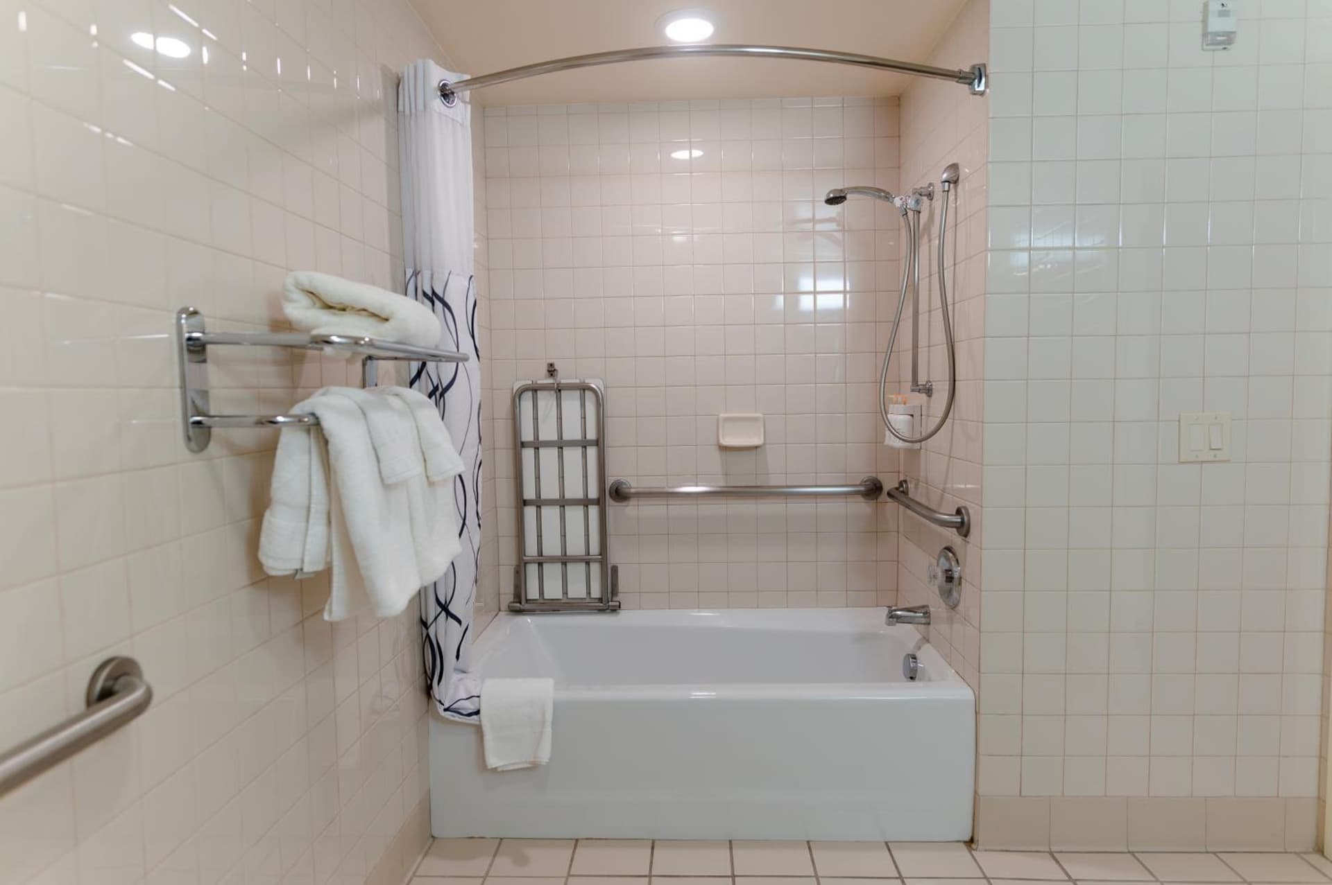 Howard Johnson by Wyndham Anaheim Hotel and Water Playground gallery photo in Anaheim, CA — image 154